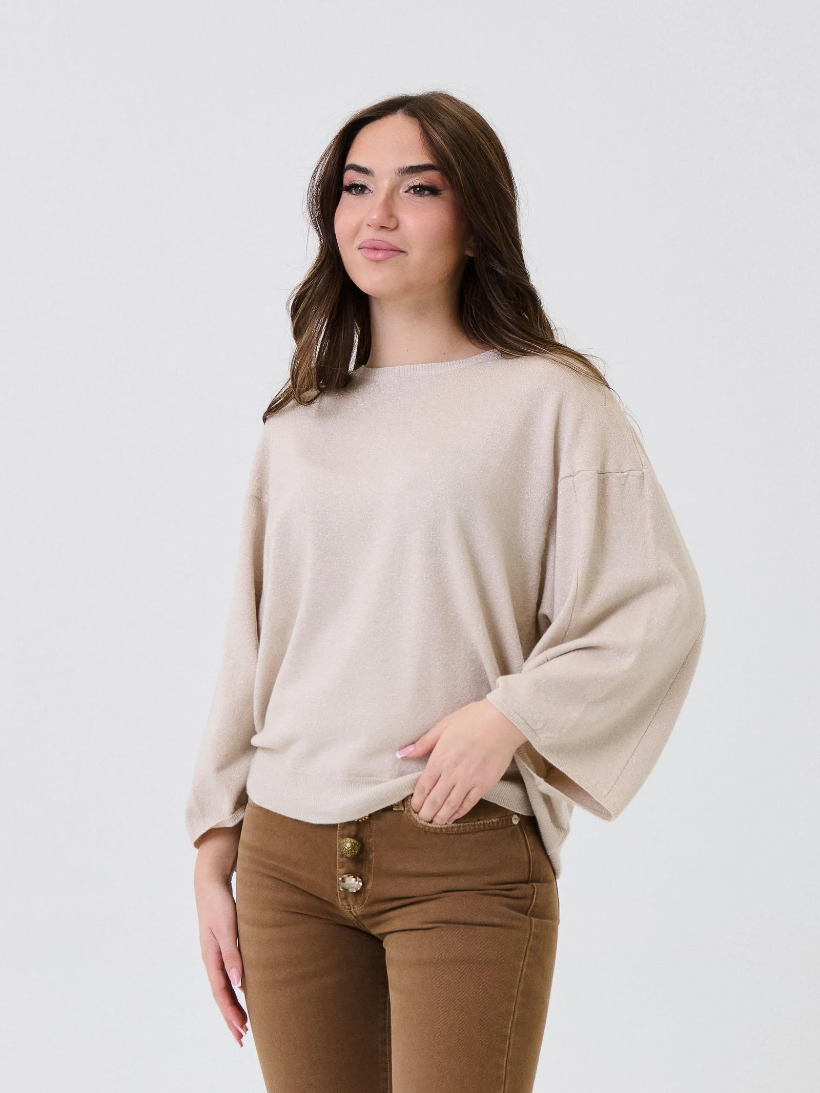 Maglia a spalla scesa Armoire beige con dettagli filo lurex - Image 2