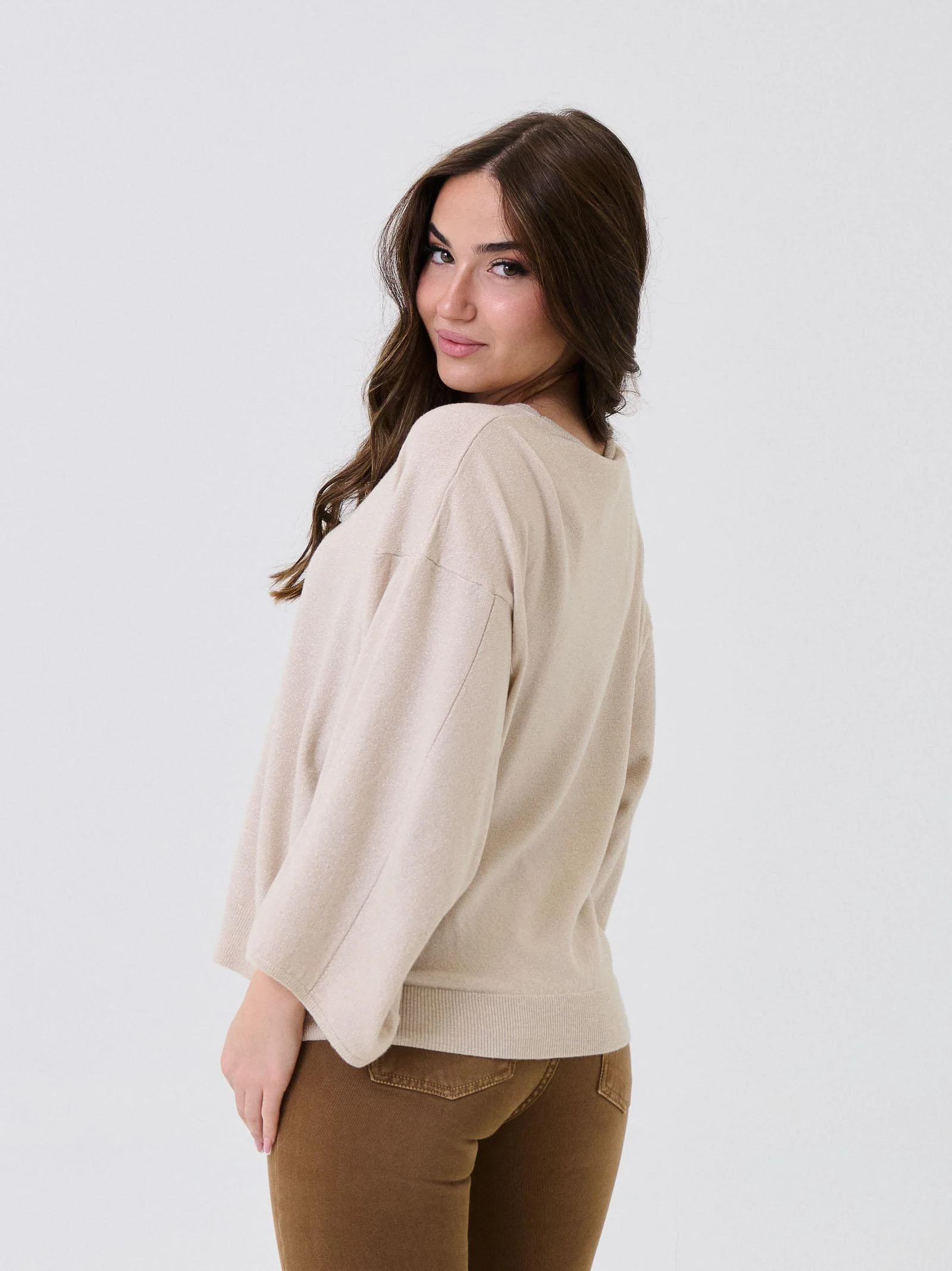 Maglia a spalla scesa Armoire beige con dettagli filo lurex - Image 3