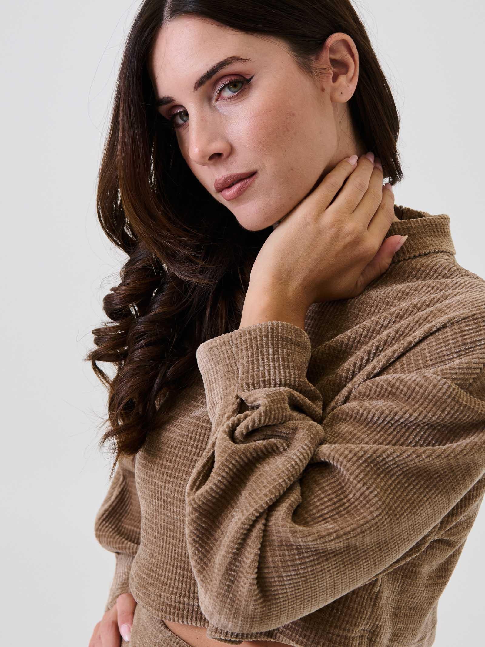 Maglia cropped Bohemian Vì  taupe in velluto - Image 3