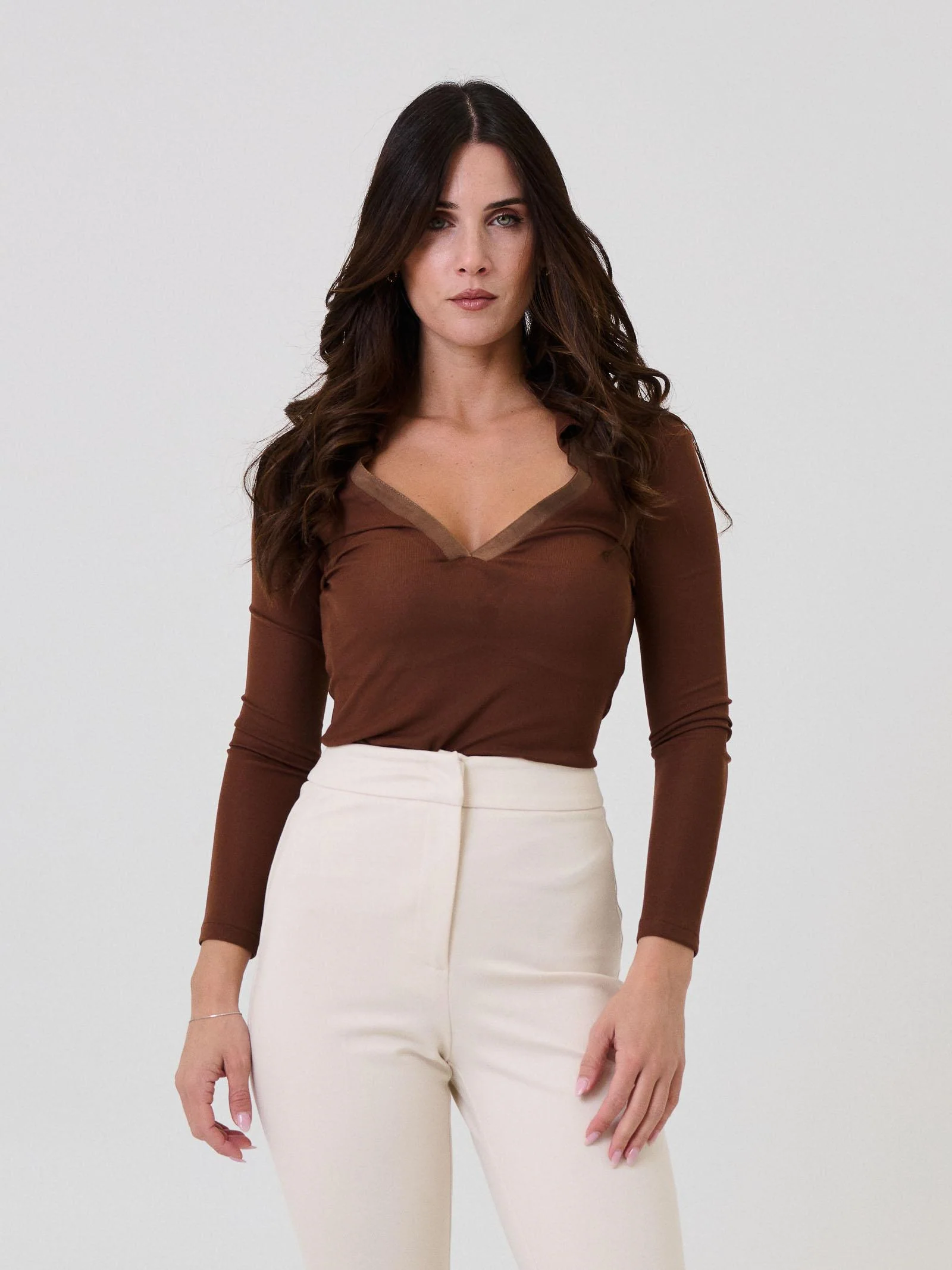 Maglia trasparente Silence Limited marrone con scollo a V profondo