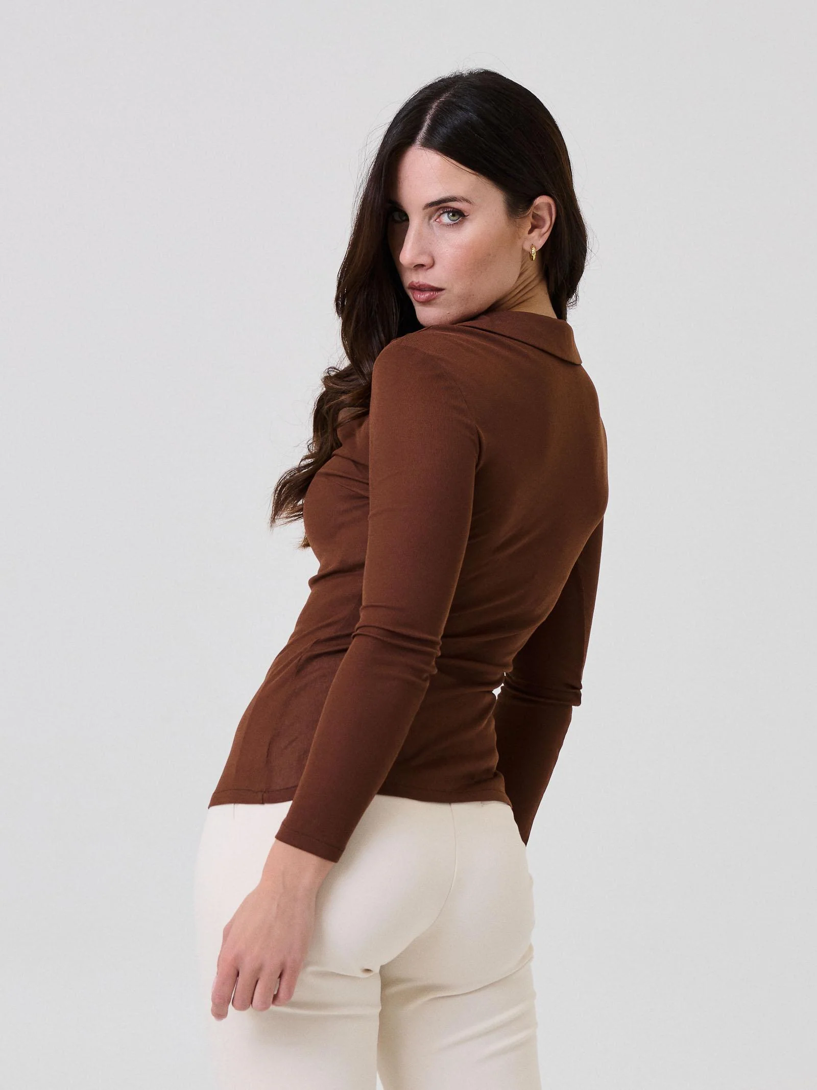 Maglia trasparente Silence Limited marrone con scollo a V profondo - Image 3