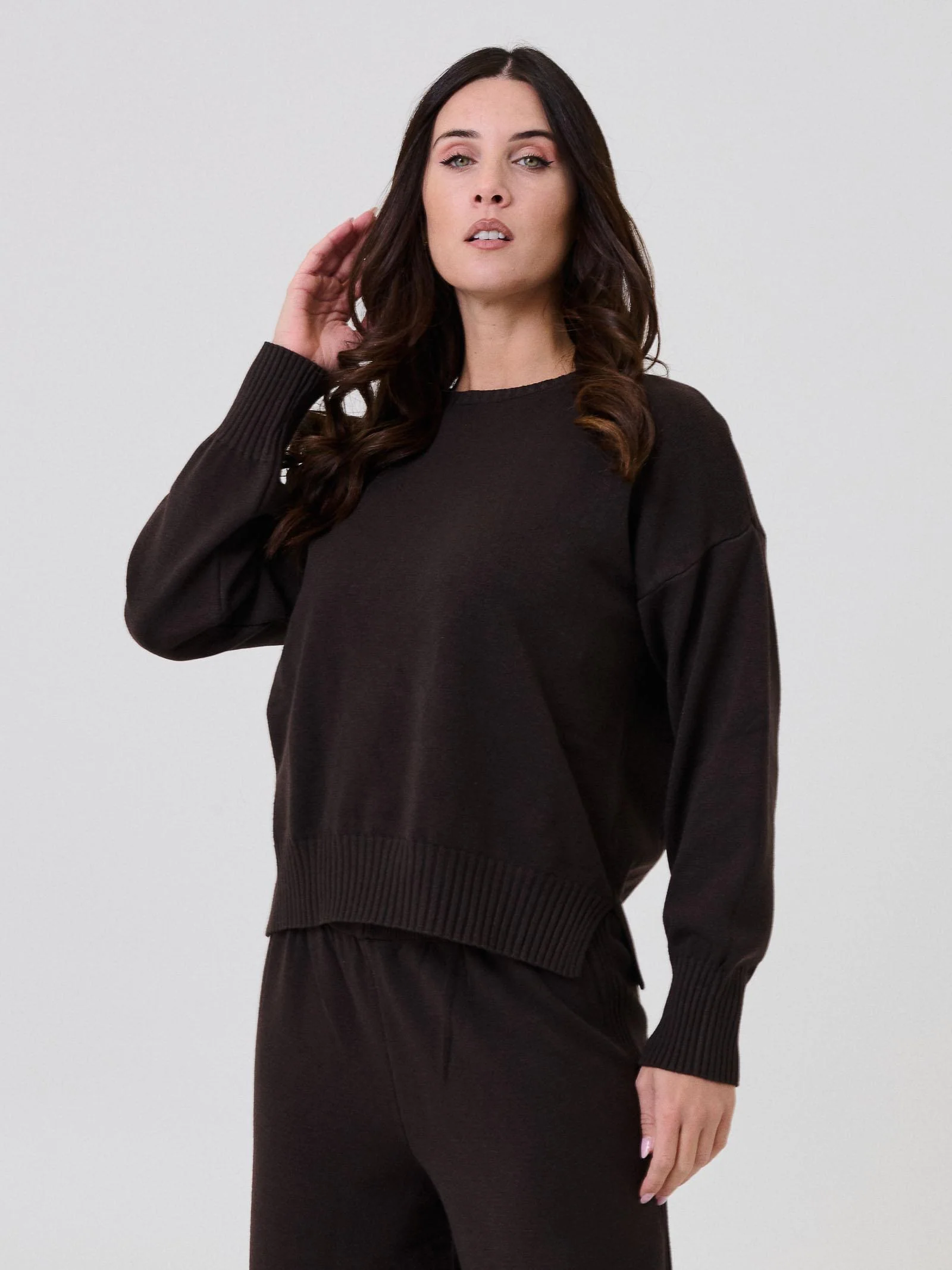 Maglione Armoire cioccolato con spalle scese
