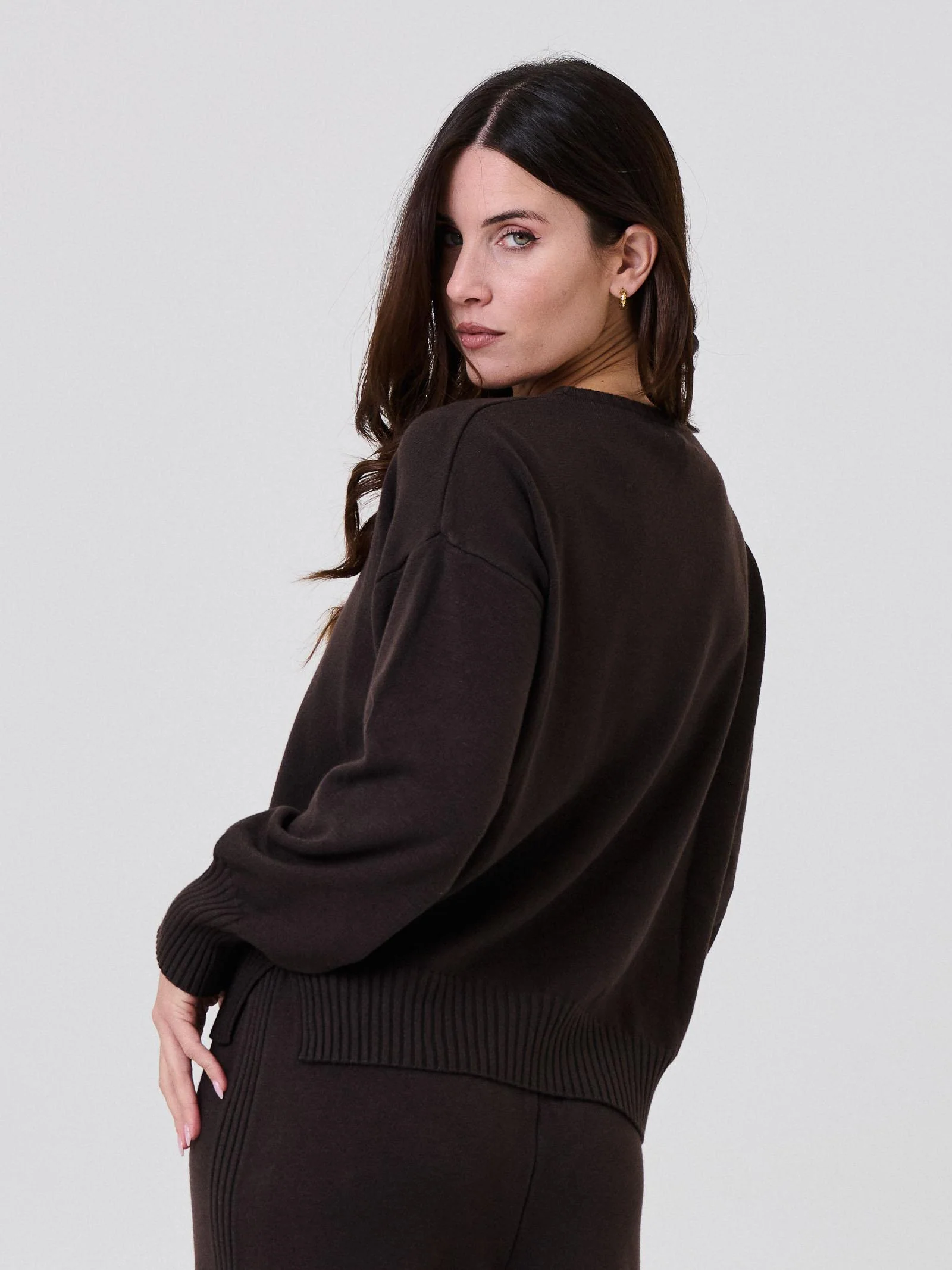Maglione Armoire cioccolato con spalle scese - Image 3