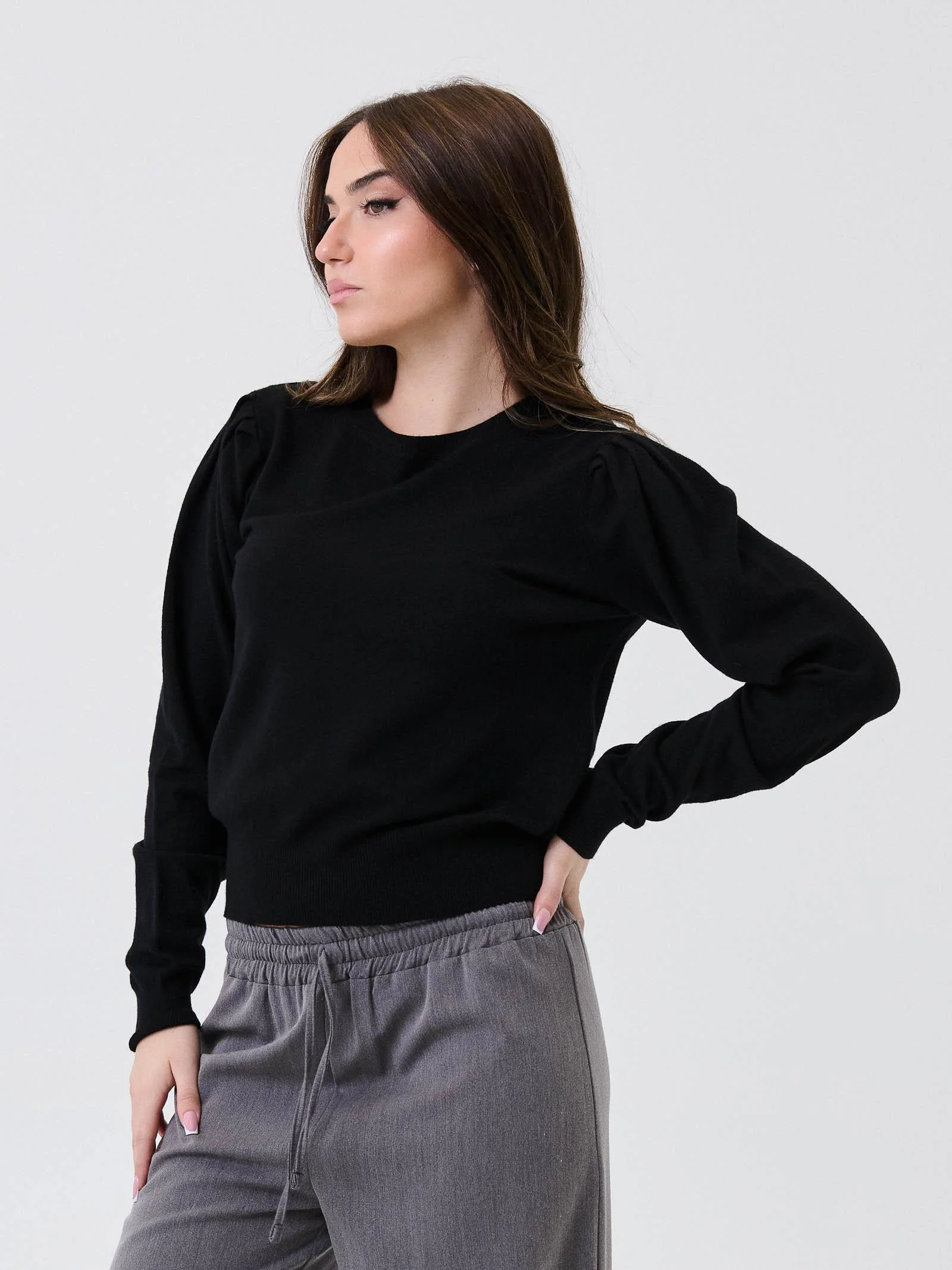 Maglione Armoire nero con spalle arricciate - Image 2