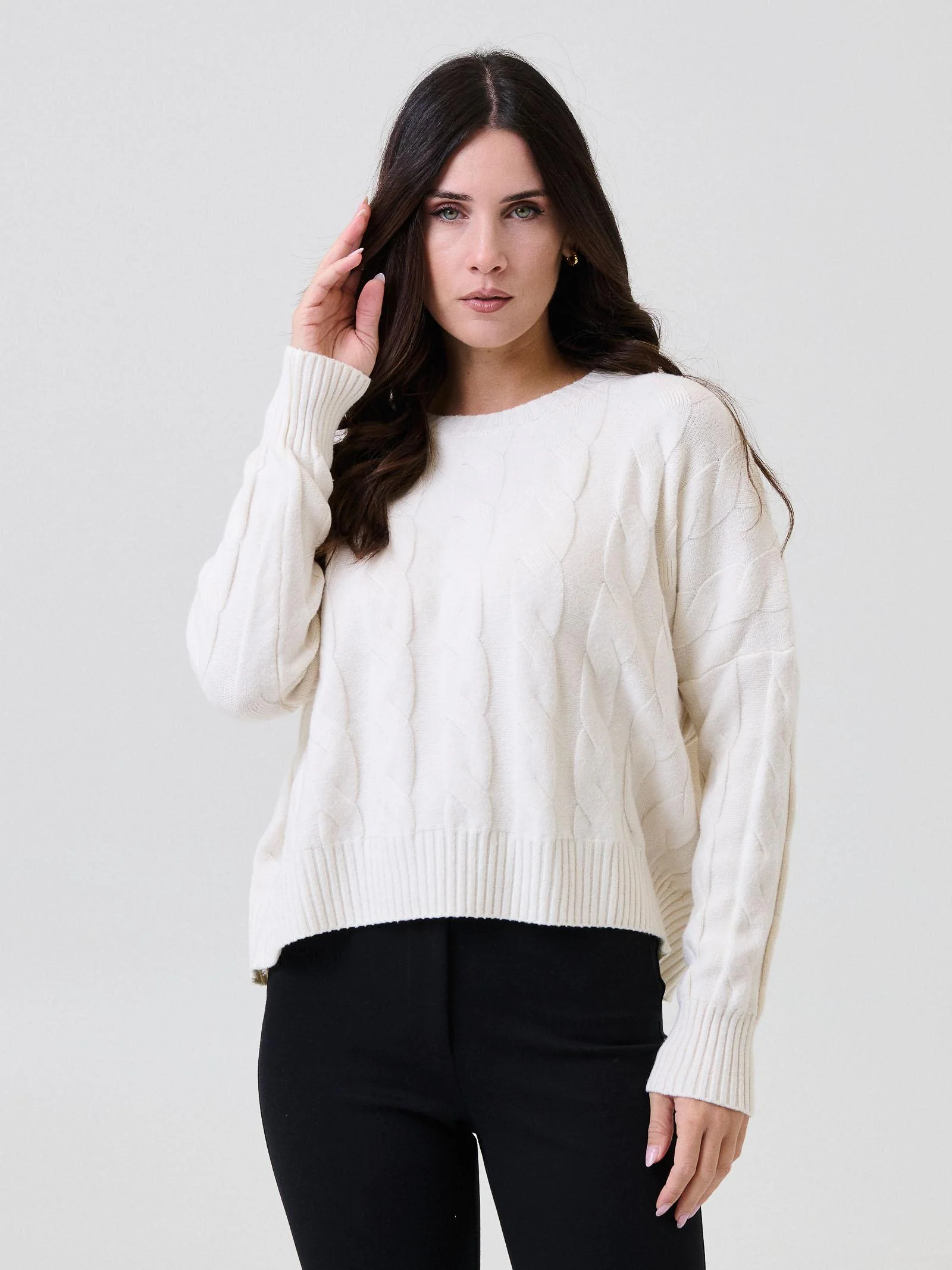 Maglione intrecciato Armoire crema con spalle scese