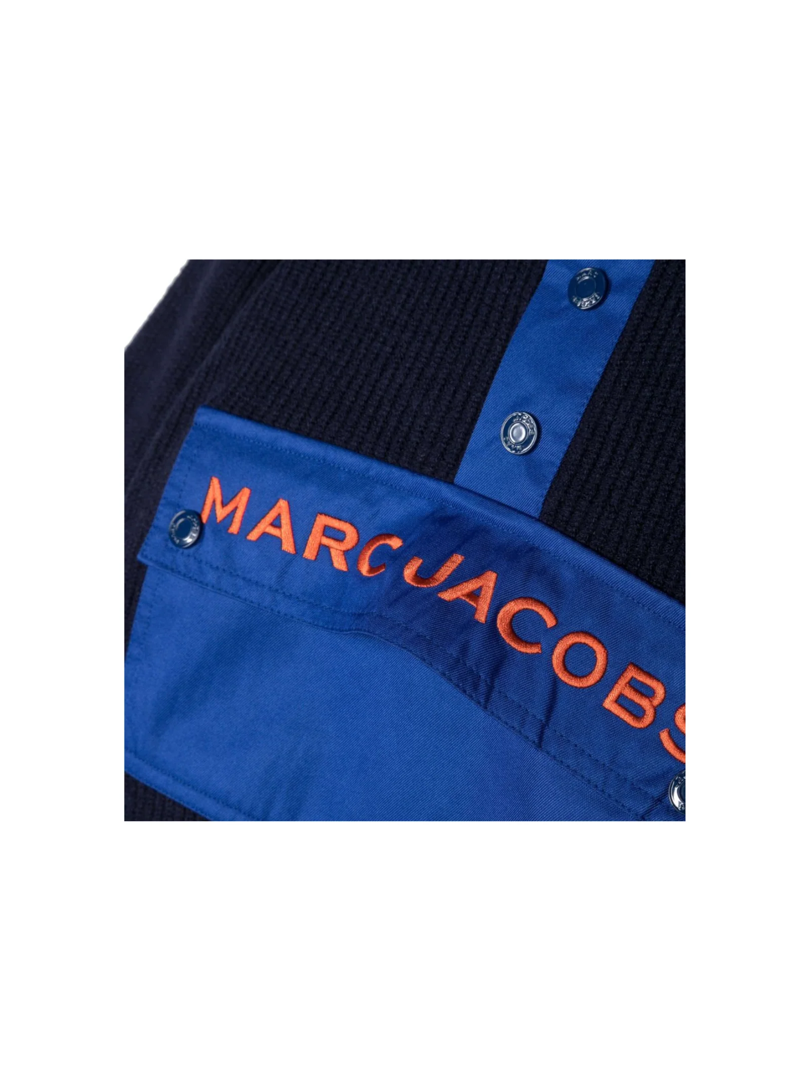 Maglione blu con bottoni e tasca frontale - Image 3