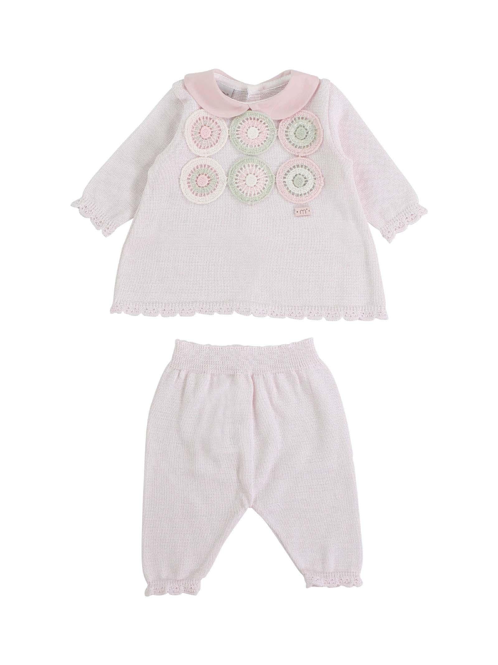 Completo a maglia rosa pastello con ricami circolari