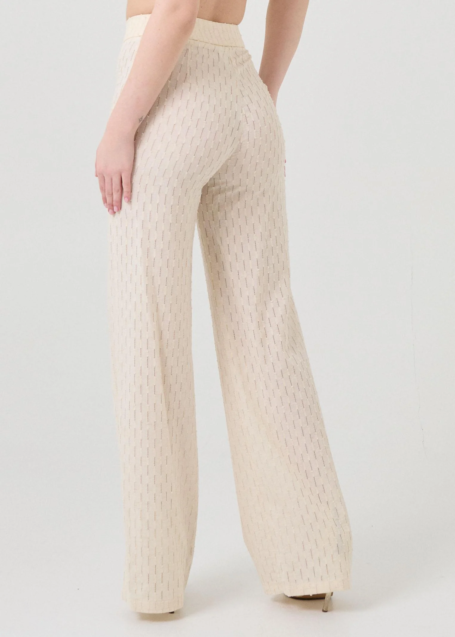 Pantalone a palazzo Bohemian Vì crema con motivi traforati - Image 3