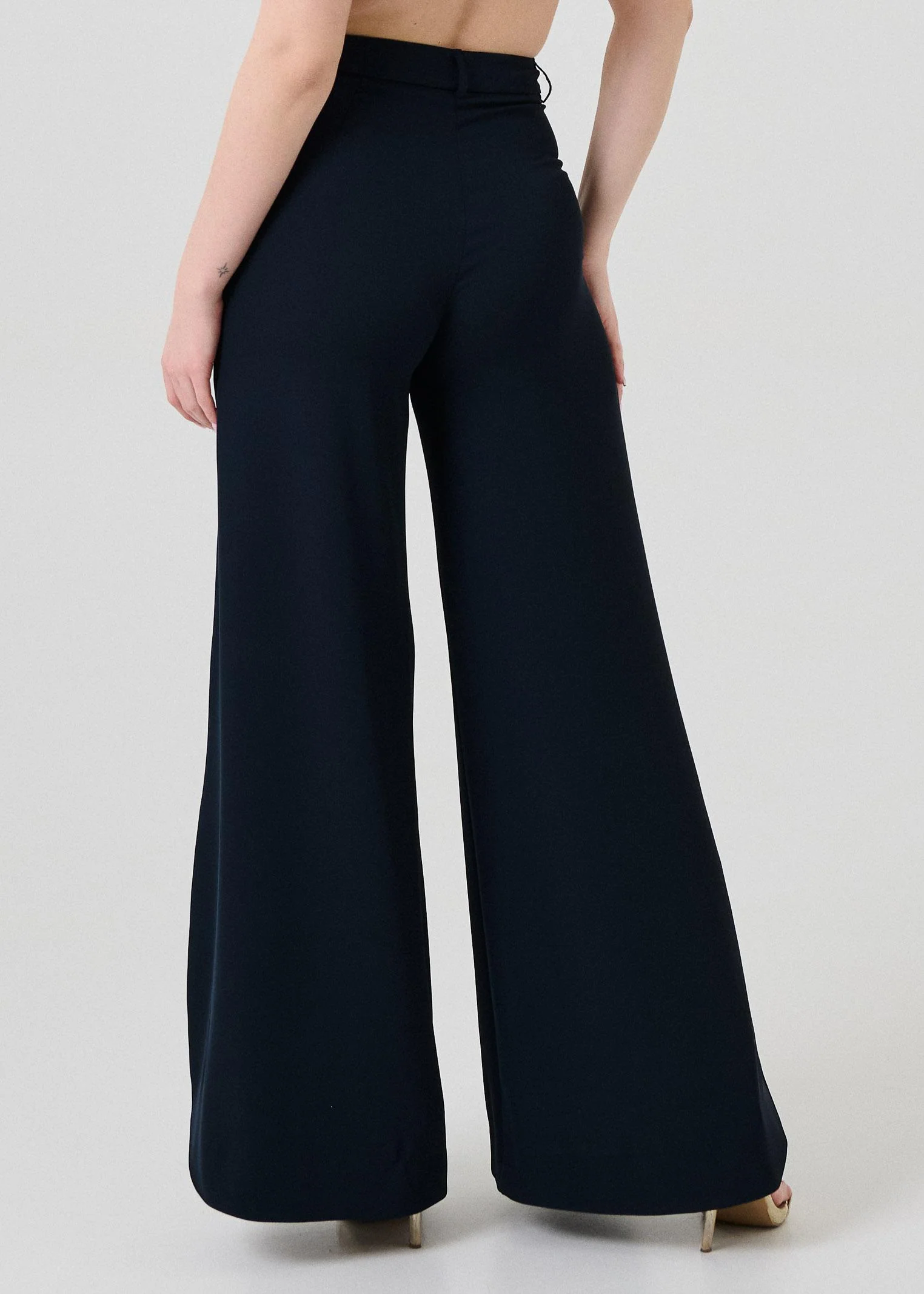 Pantalone a zampa Armoire blu con spacchi - Image 3