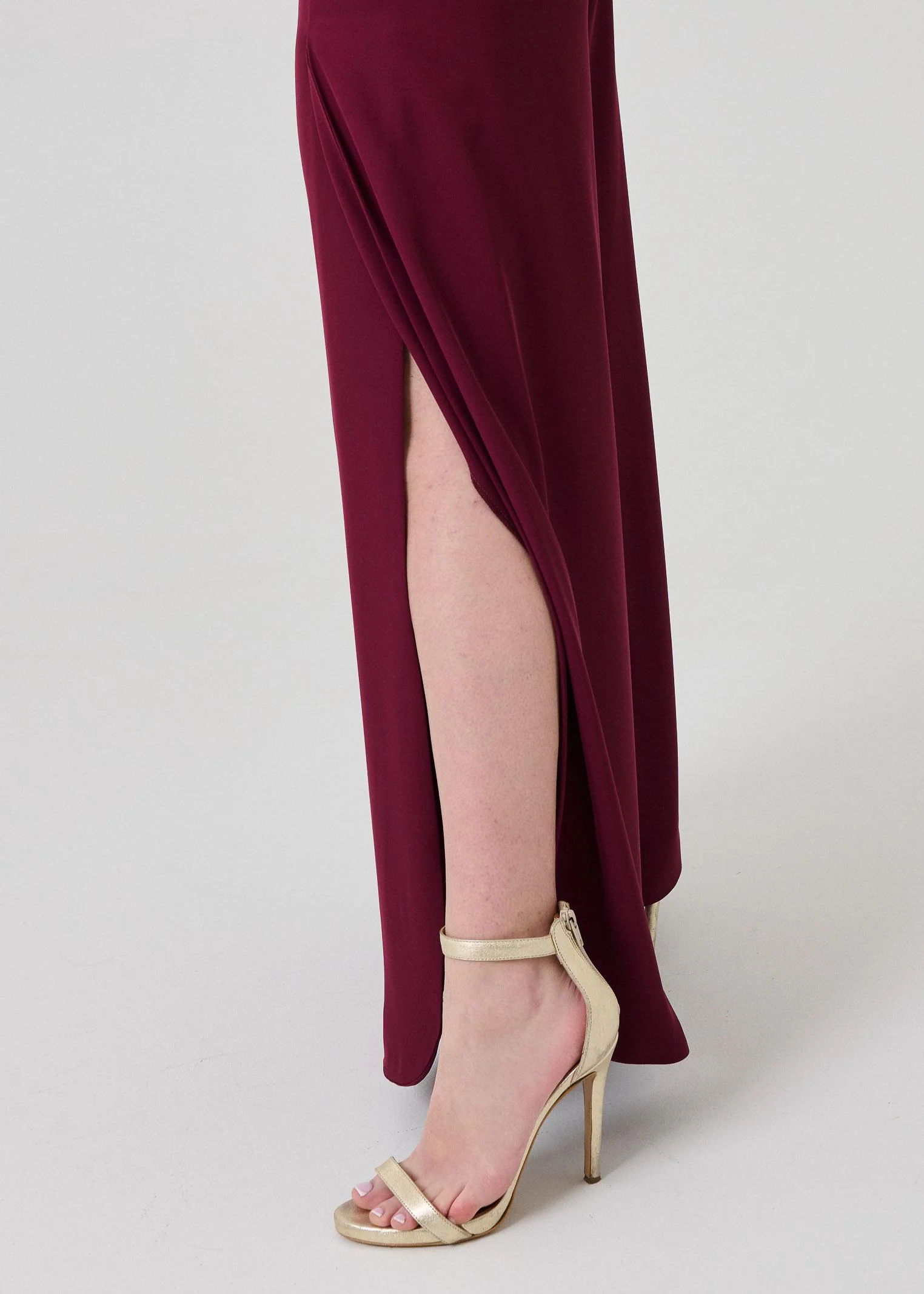 Pantalone a zampa Armoire bordeaux con spacchi - Image 4