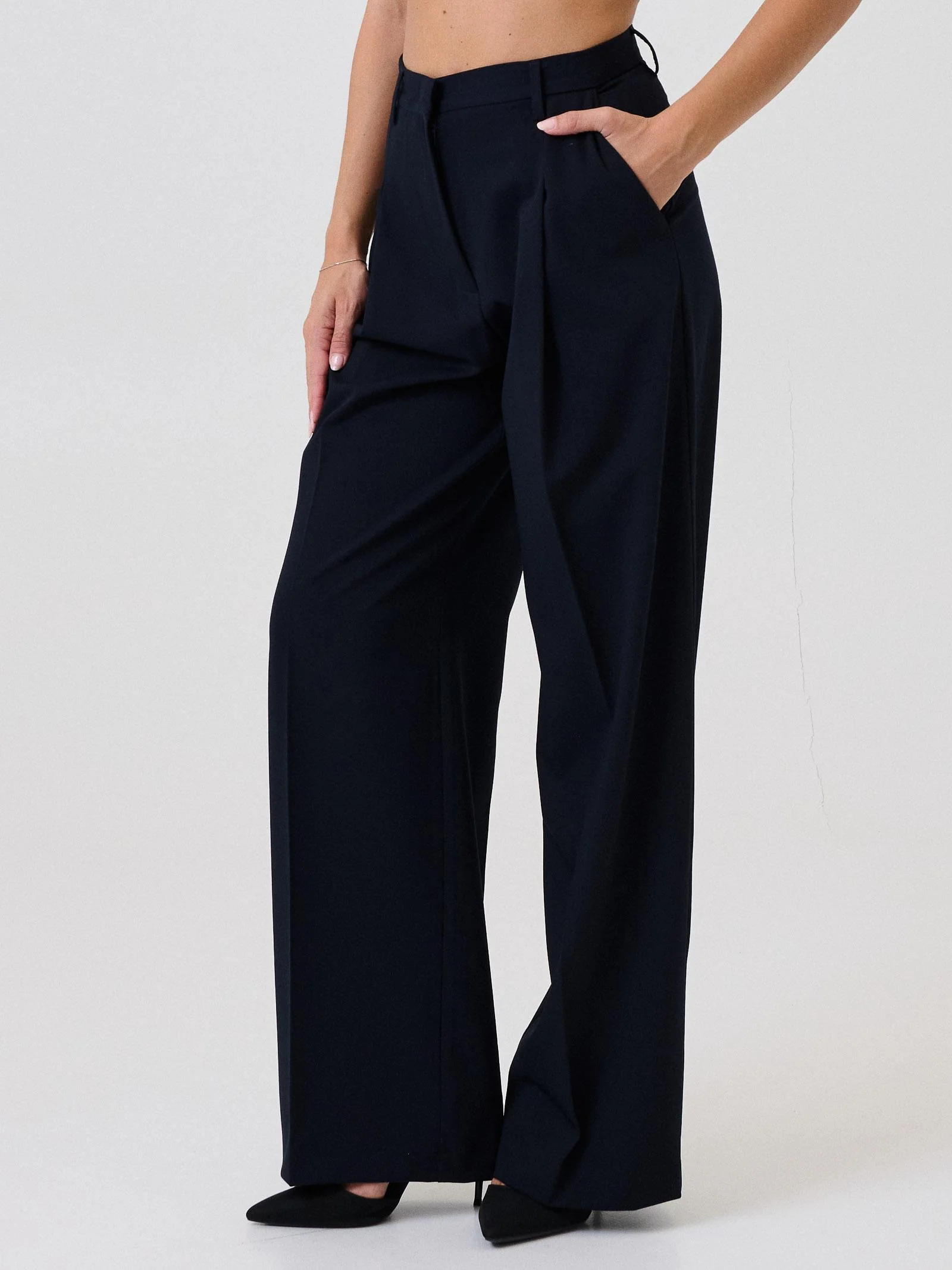 Pantalone a zampa Silence Limited blu navy con pinces frontali - Image 2