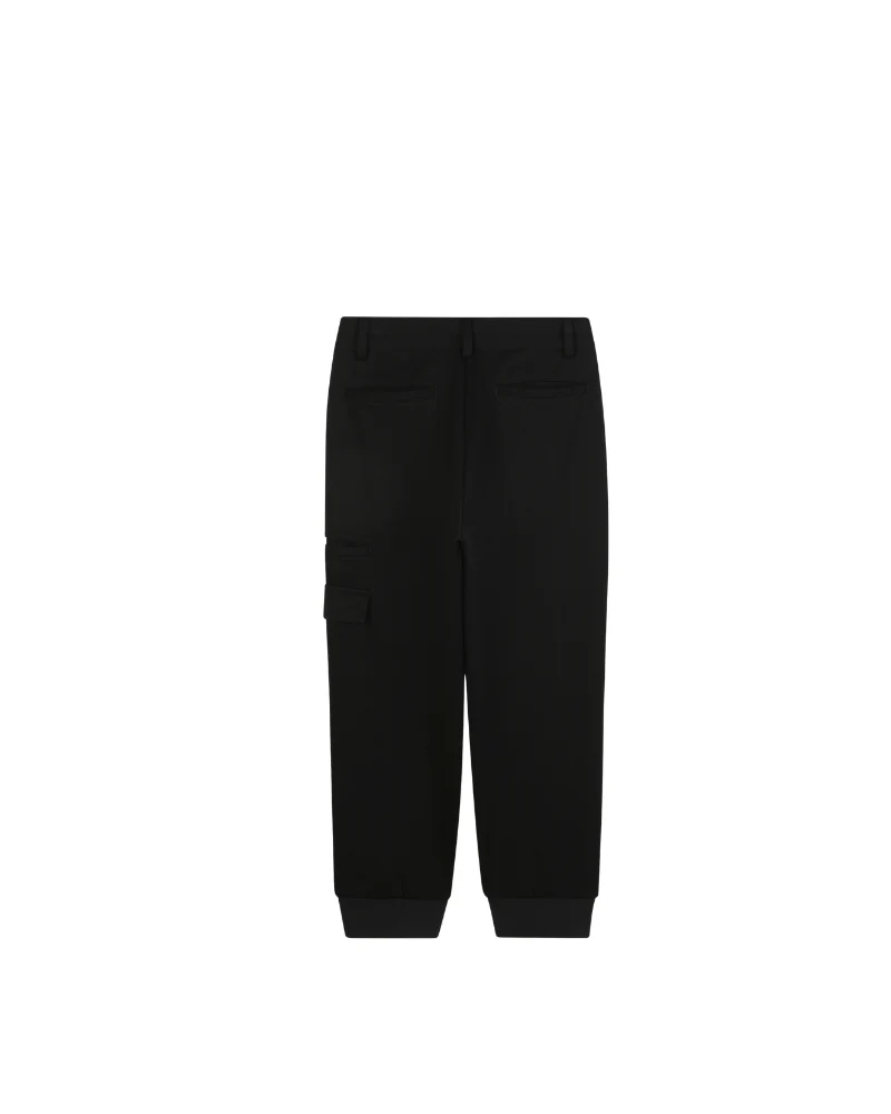 Pantalone cargo Boss nero con logo su tascone tono su tono - Image 2