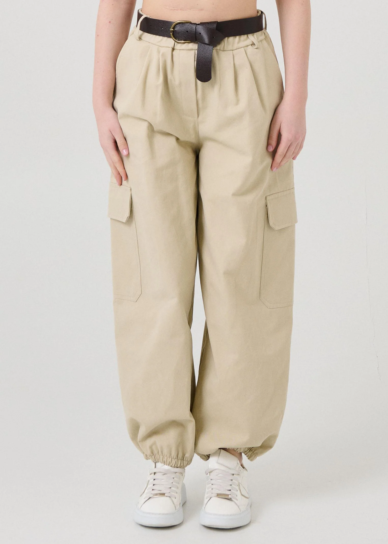 Pantalone cargo Vicolo beige con cintura marrone