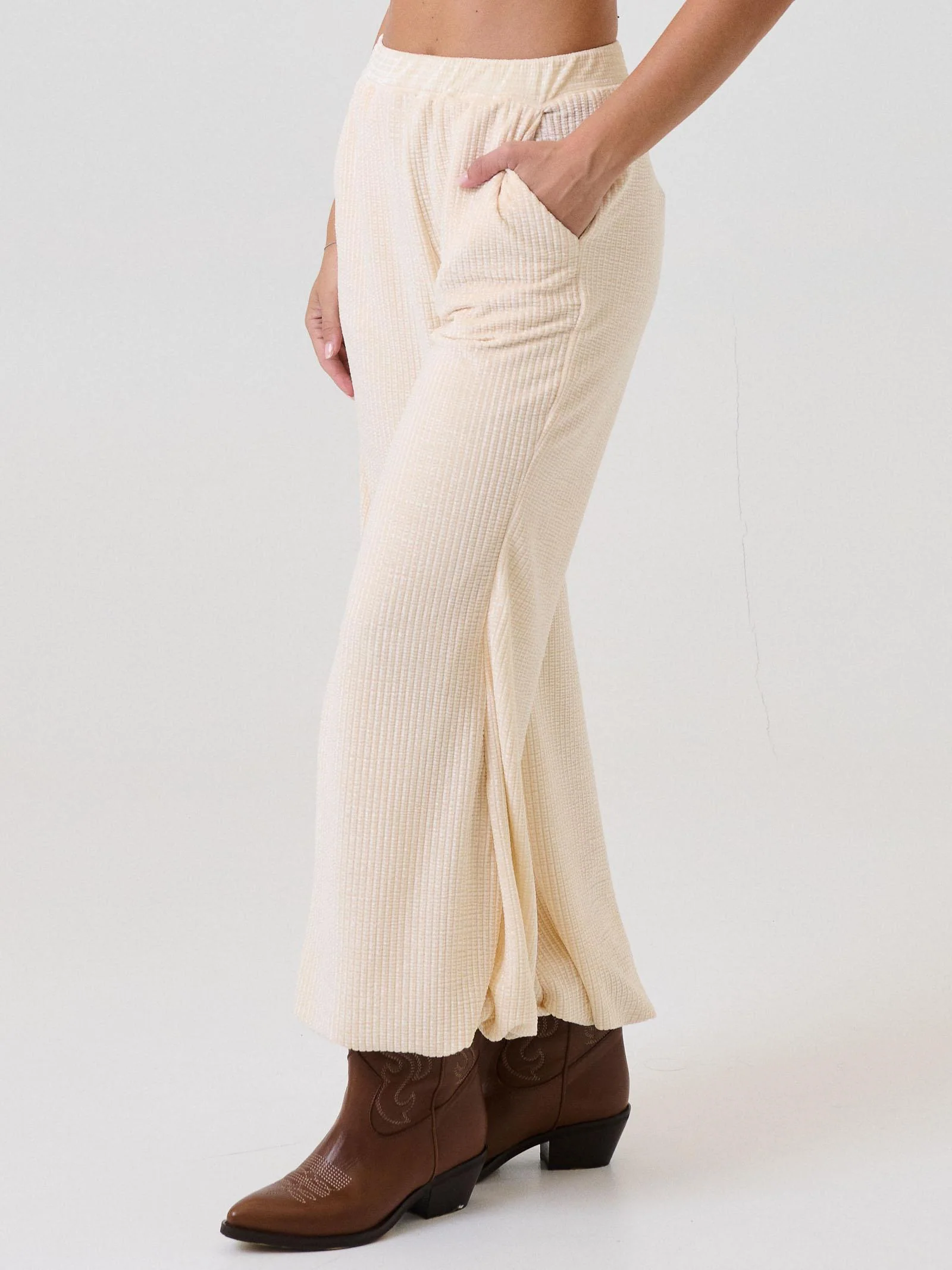 Pantalone effetto waffle Bohemian Vì bianco latte con fondo a palloncino - Image 2