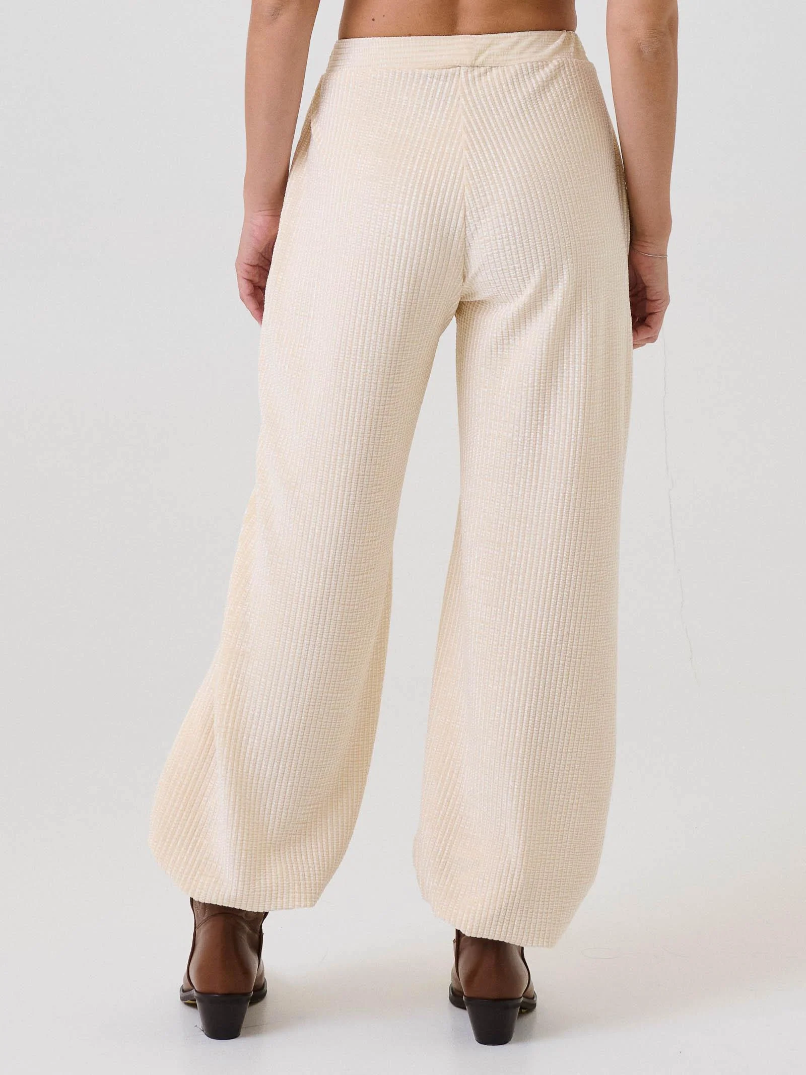 Pantalone effetto waffle Bohemian Vì bianco latte con fondo a palloncino - Image 3