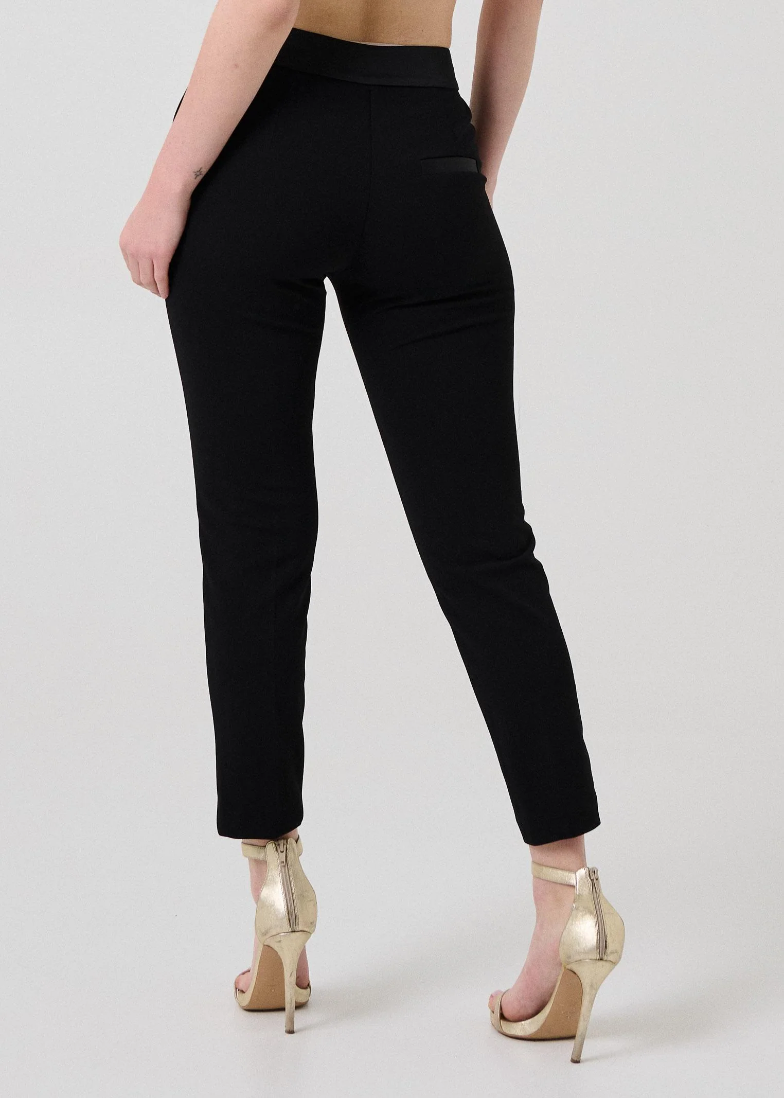 Pantalone slim Armoire nero con inserto in raso - Image 3