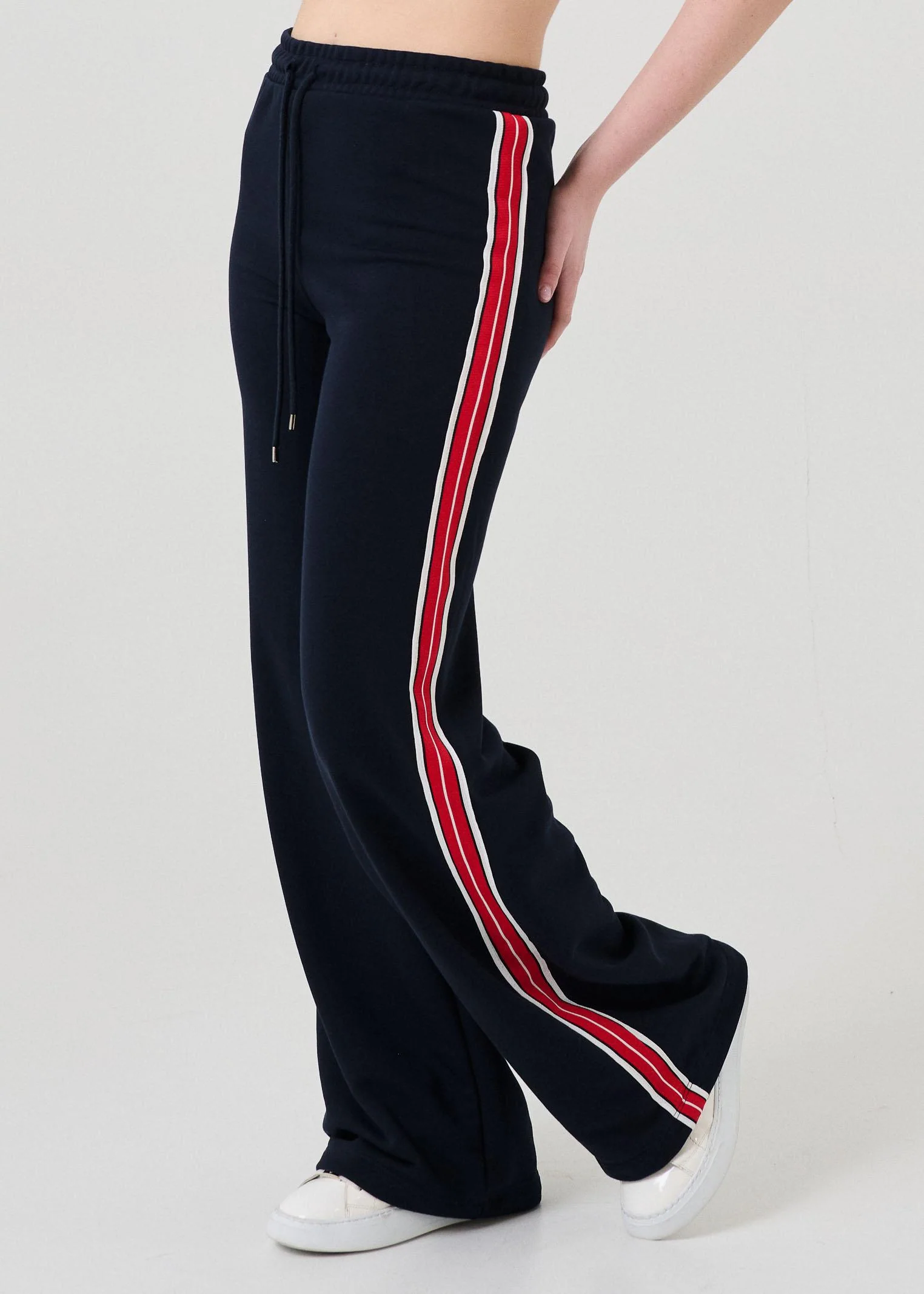Pantalone Vicolo blu con bande laterali rosse e bianche - Image 2