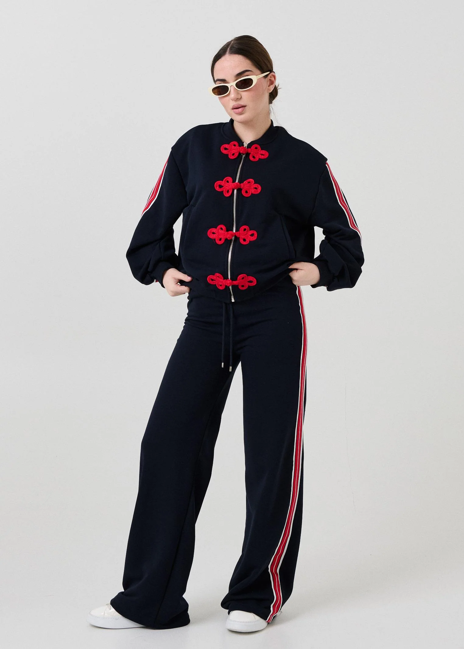 Pantalone Vicolo blu con bande laterali rosse e bianche - Image 4