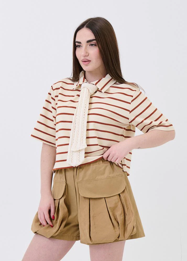 Polo crop Haveone a righe beige e ruggine con cravatta crochet - Image 2