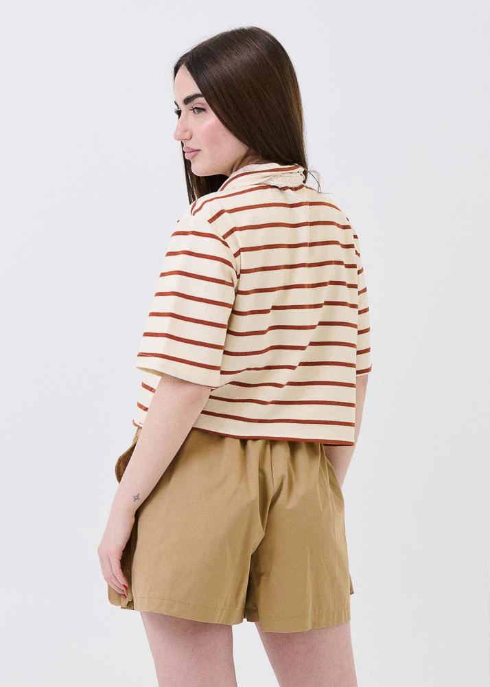 Polo crop Haveone a righe beige e ruggine con cravatta crochet - Image 3