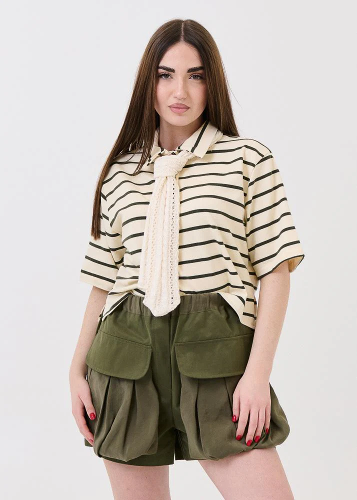 Polo crop Haveone a righe beige e verde militare con cravatta crochet