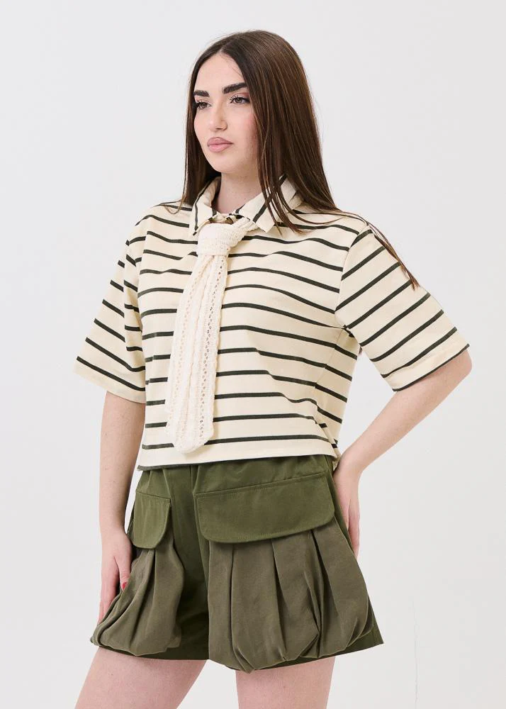Polo crop Haveone a righe beige e verde militare con cravatta crochet - Image 2