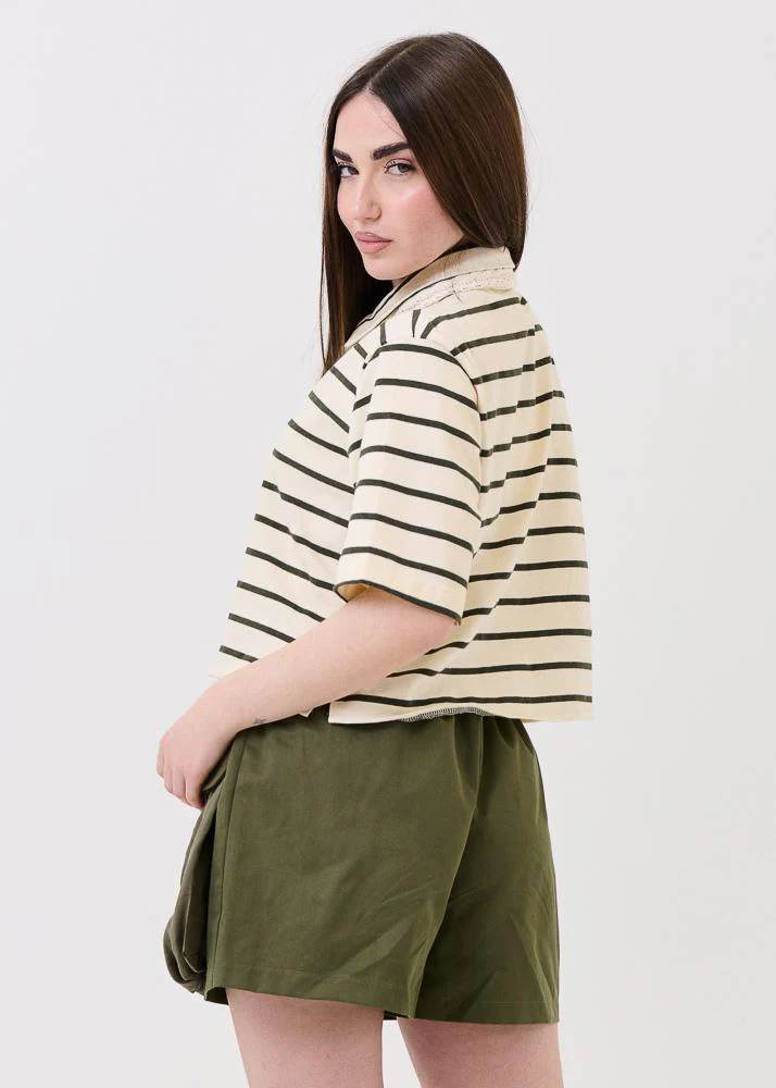 Polo crop Haveone a righe beige e verde militare con cravatta crochet - Image 3