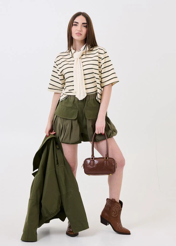 Polo crop Haveone a righe beige e verde militare con cravatta crochet - Image 4