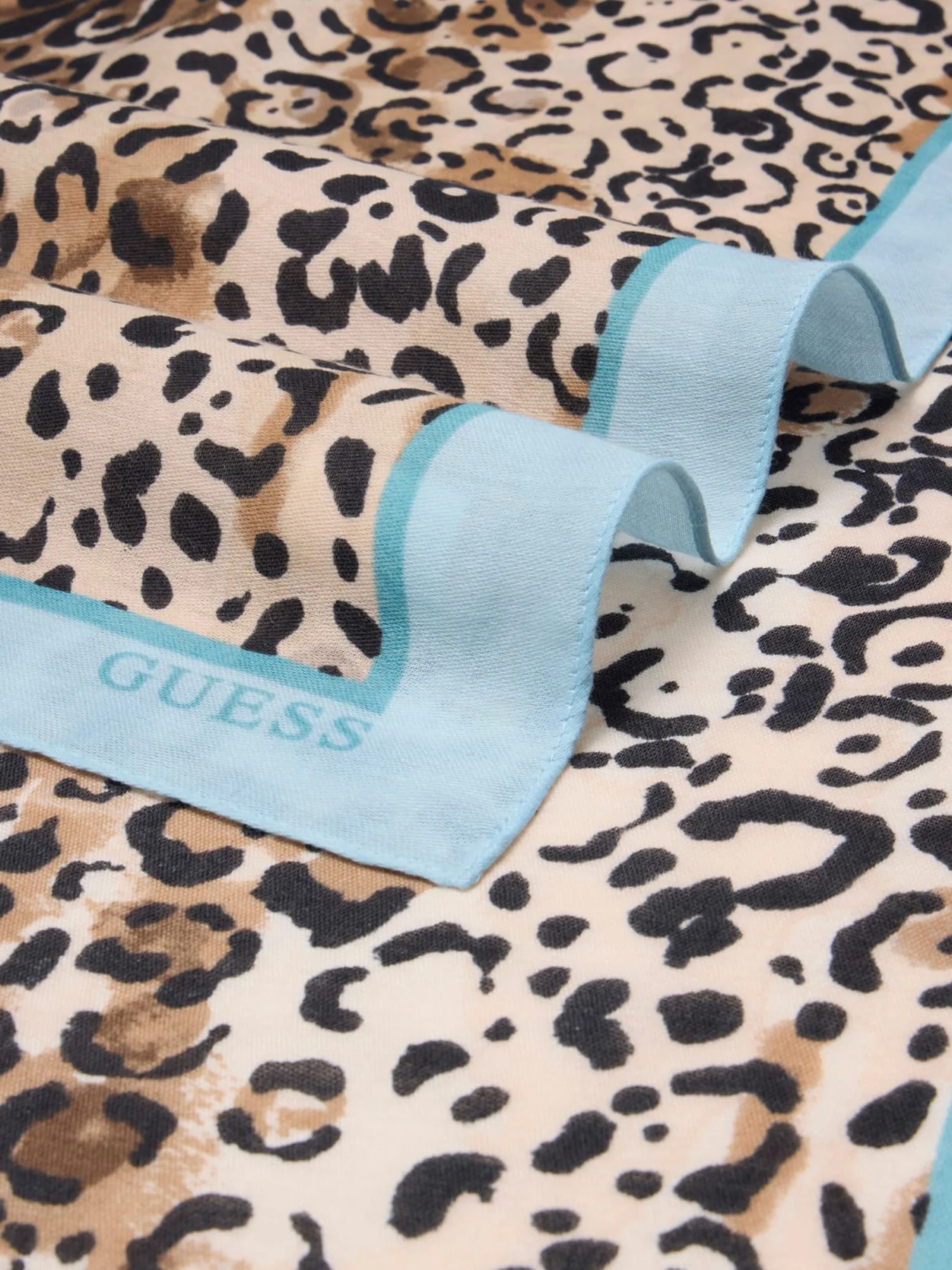 Sciarpa Guess leopardata con inserti azzurri - Image 3