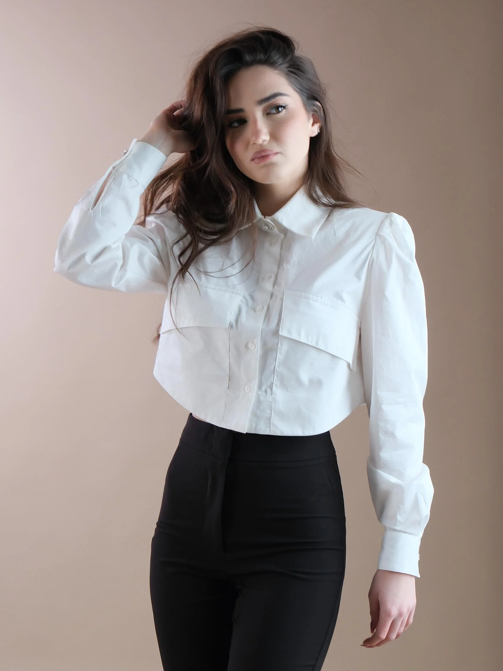 Camicia crop bianca con maxi tasche