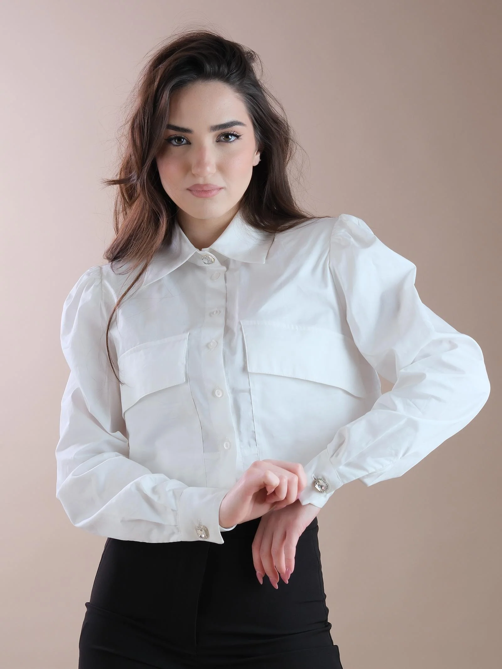 Camicia crop bianca con maxi tasche - Image 2