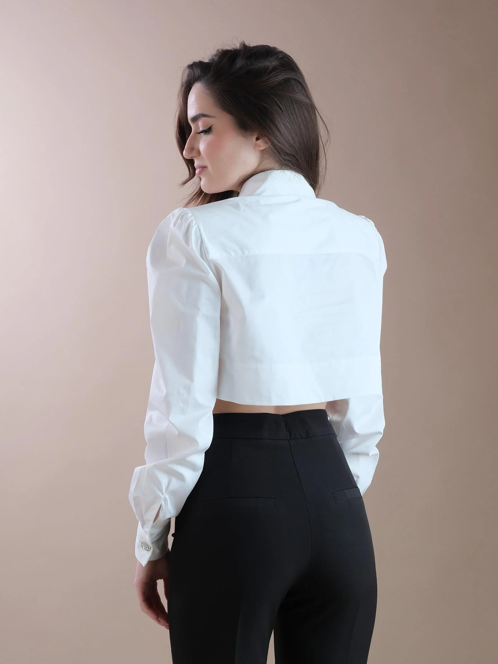Camicia crop bianca con maxi tasche - Image 3