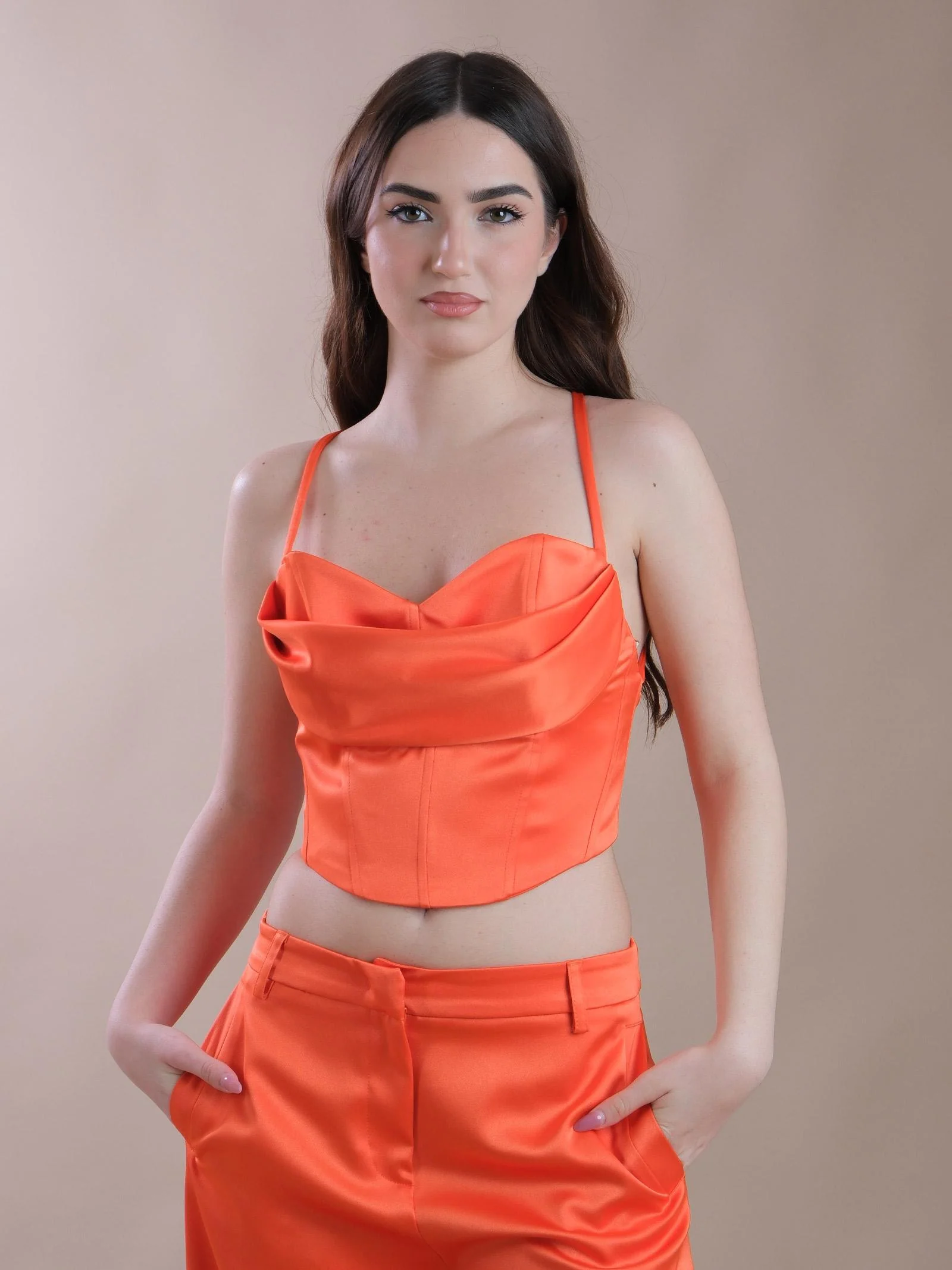 Crop top bustier arancio corallo con incroci sul retro - Image 2