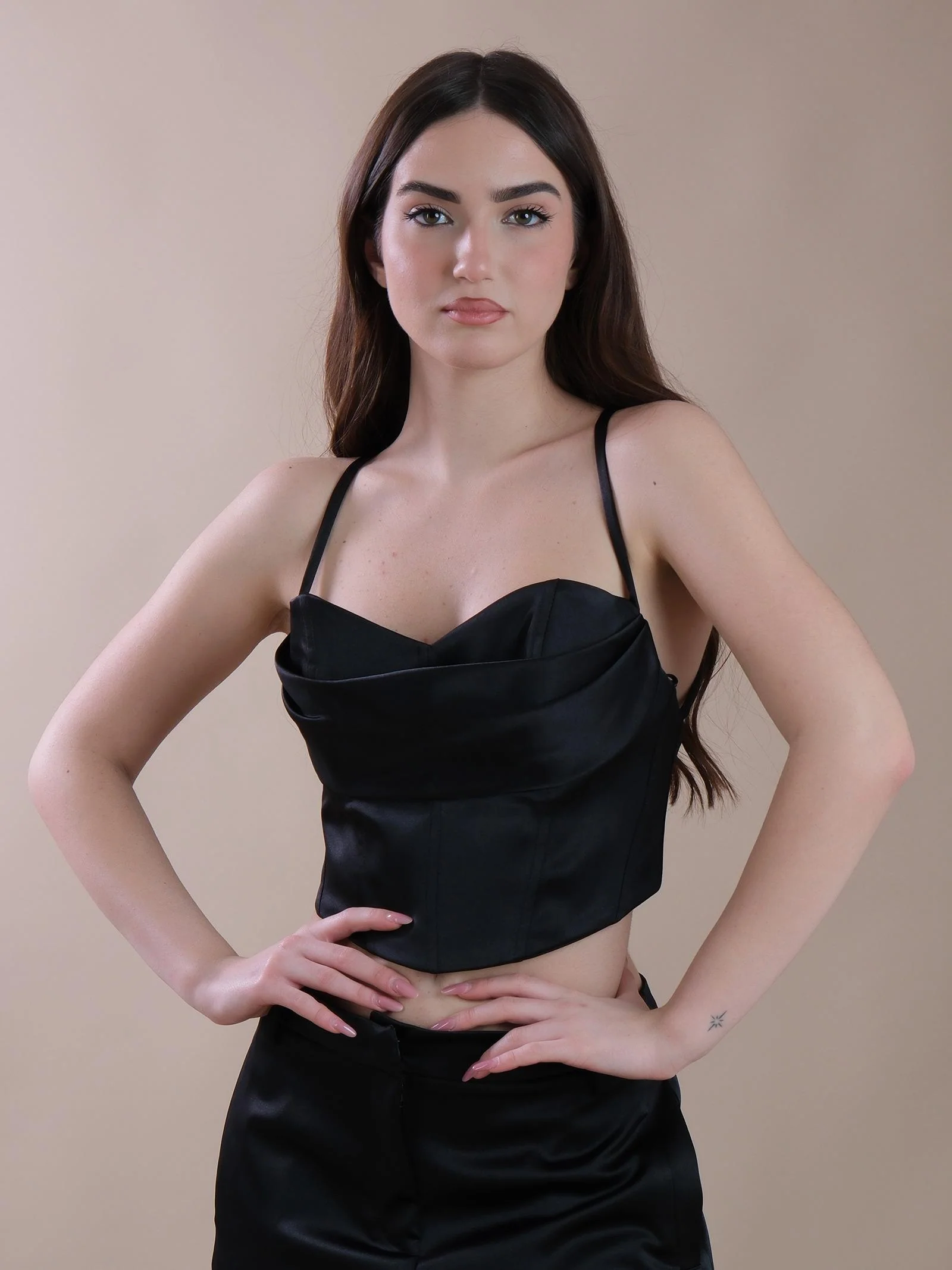 Crop top bustier nero in raso con incroci sul retro - Image 2