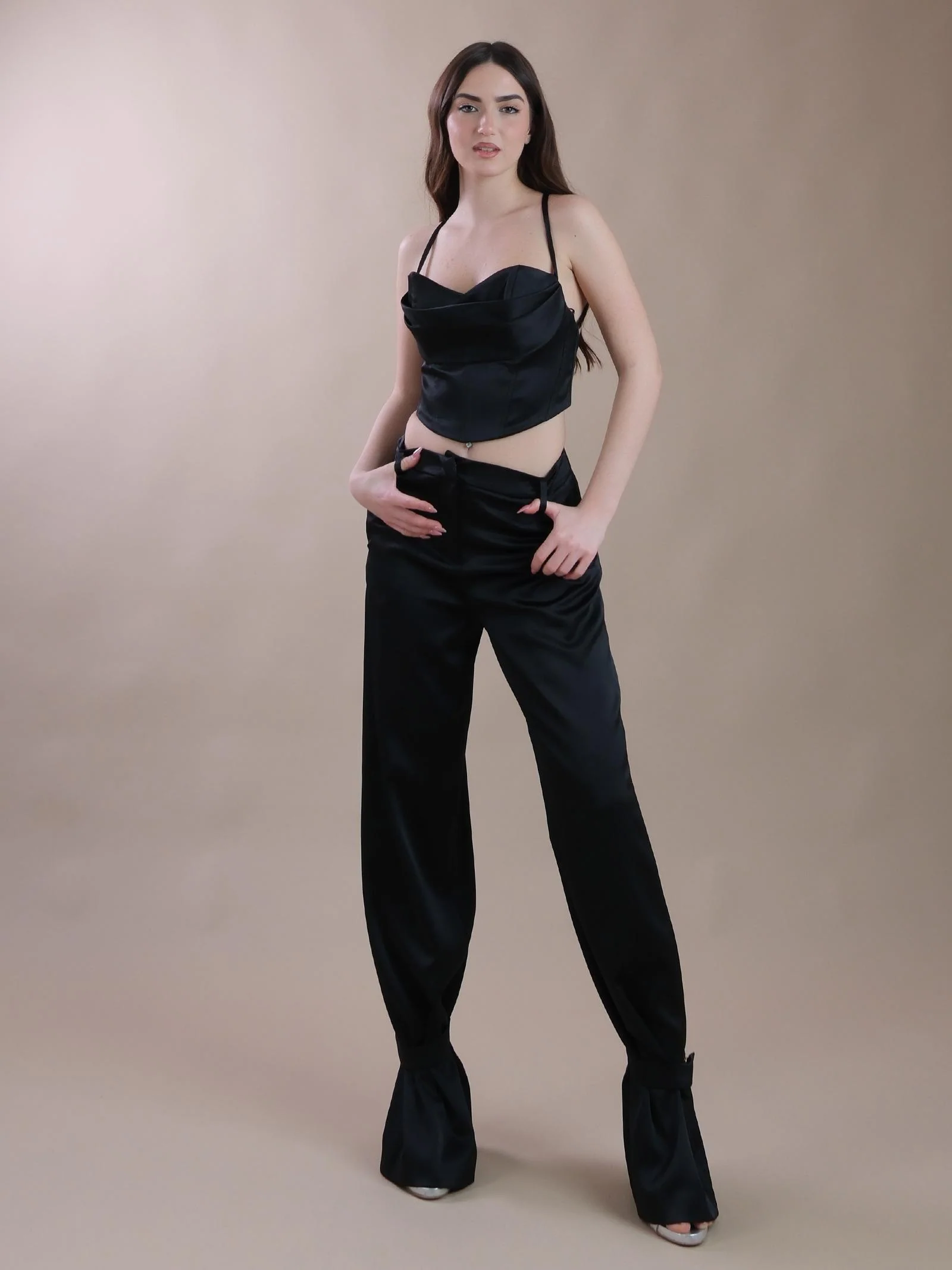 Crop top bustier nero in raso con incroci sul retro - Image 4