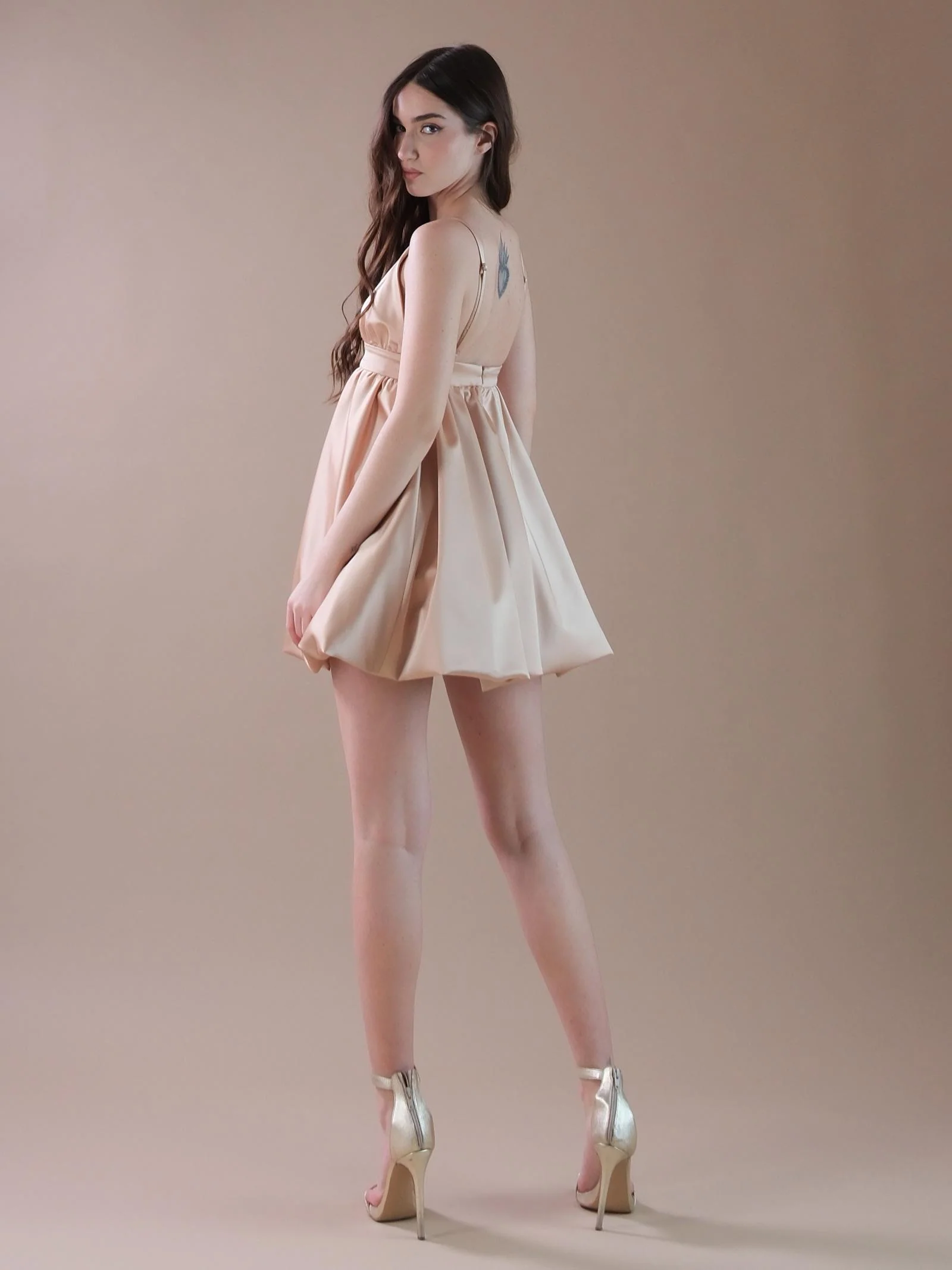 Mini dress nude in raso con triangoli - Image 3