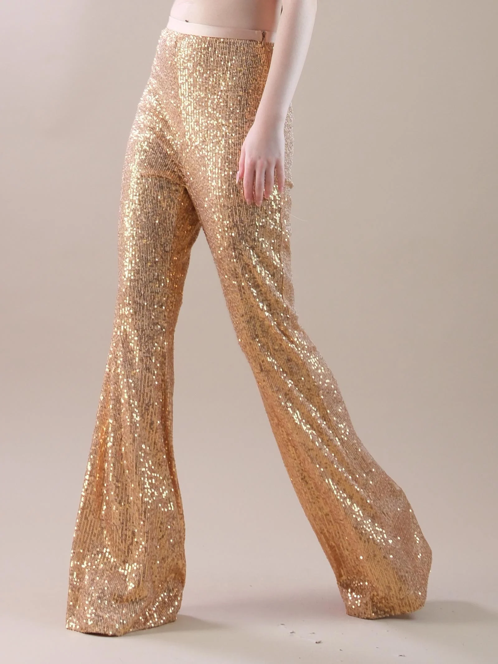 Pantaloni flare oro ricoperti di pailettes e fascia in raso - Image 2