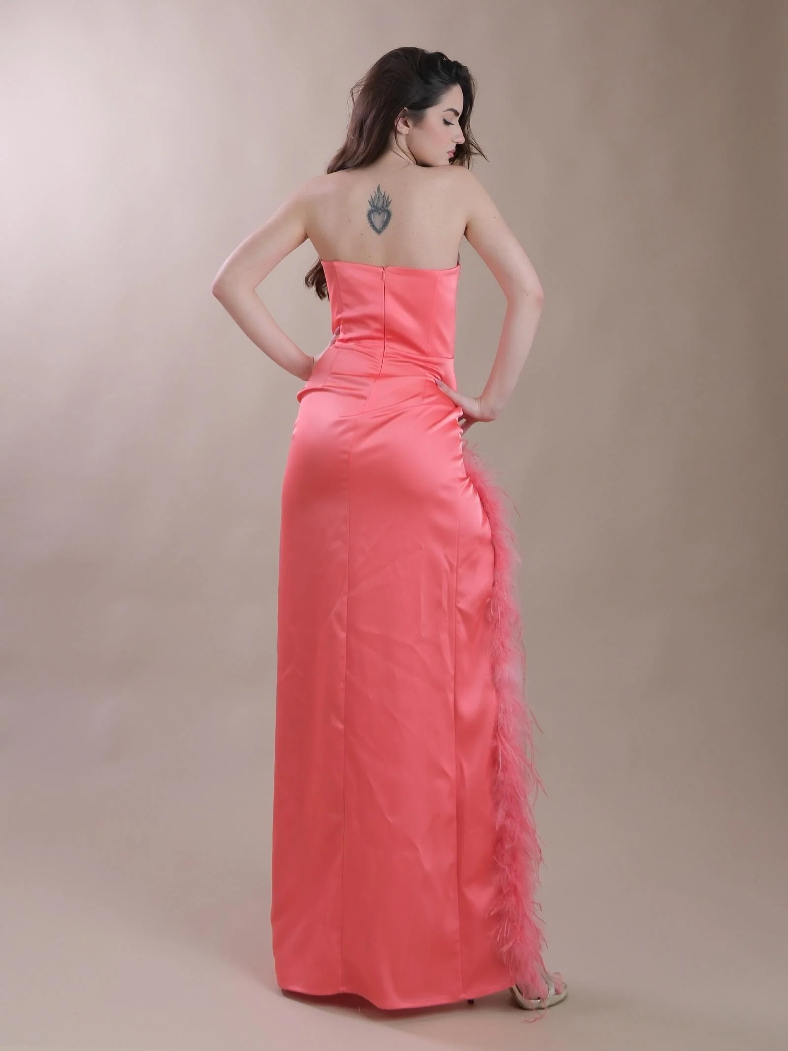 Plume Dress rosa corallo con spacco - Image 3