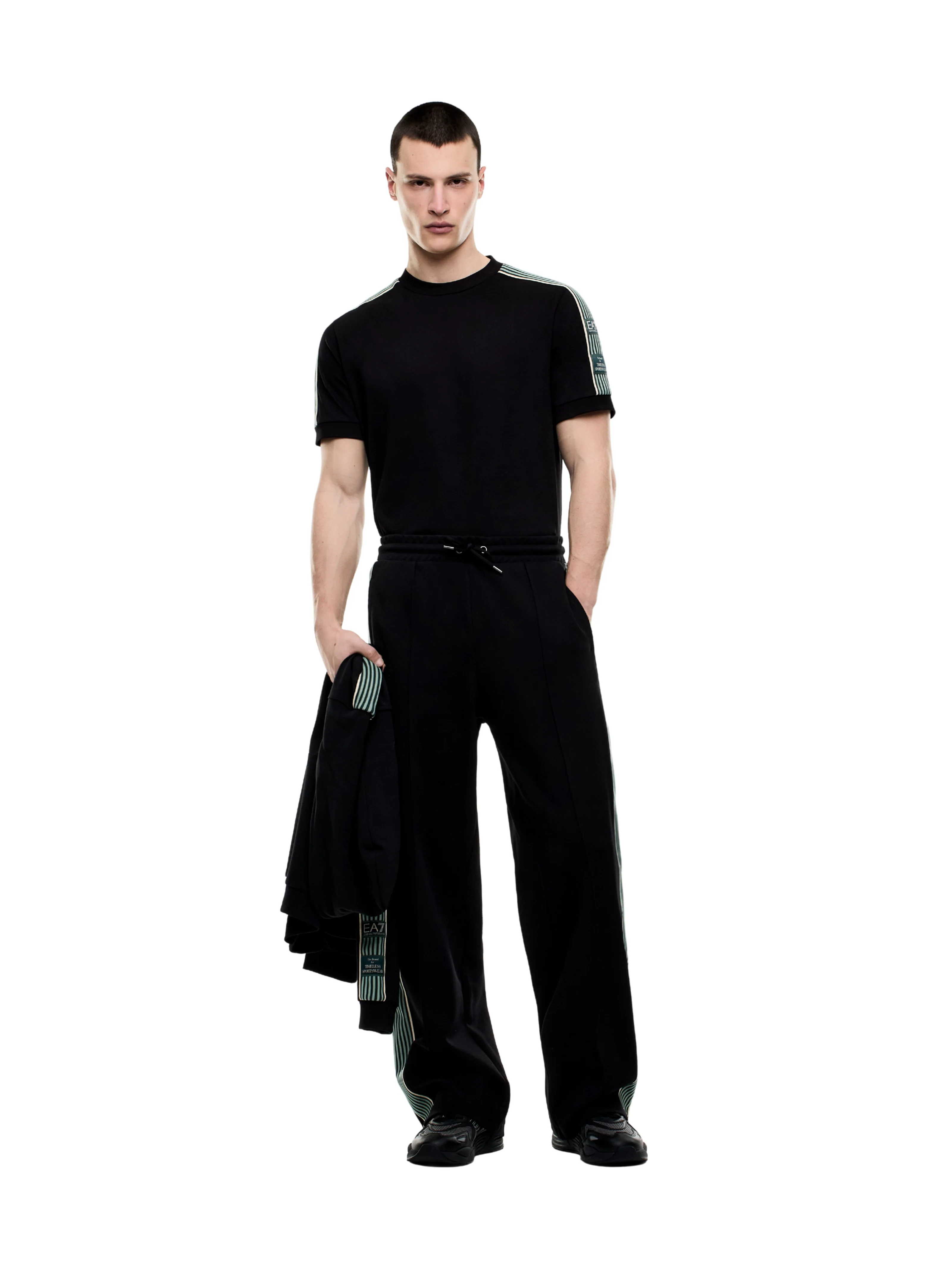 T-Shirt Armani EA7 nera righe a contrasto su spalle - Image 5