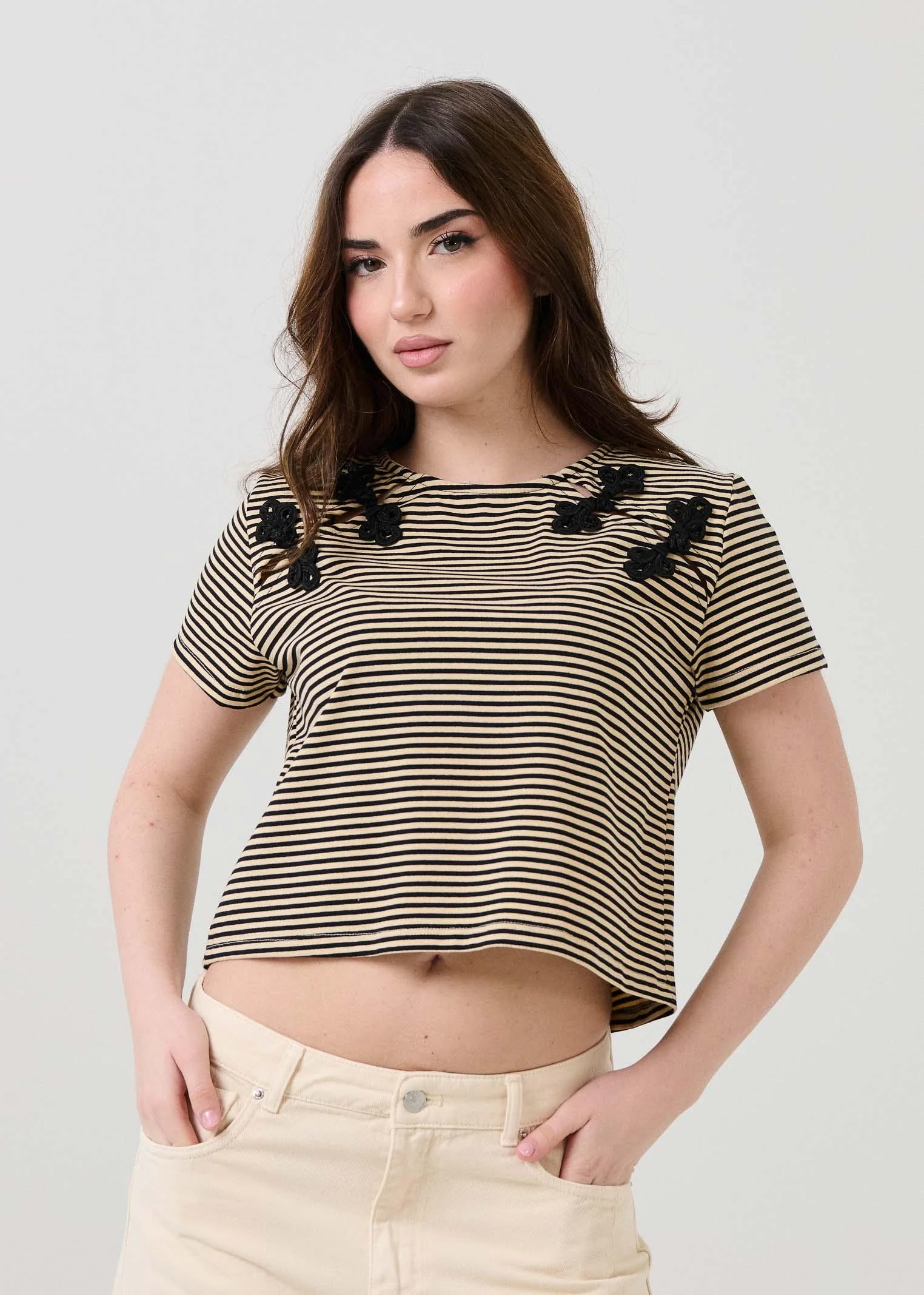 T-Shirt crop Vicolo a righe beige con alamari