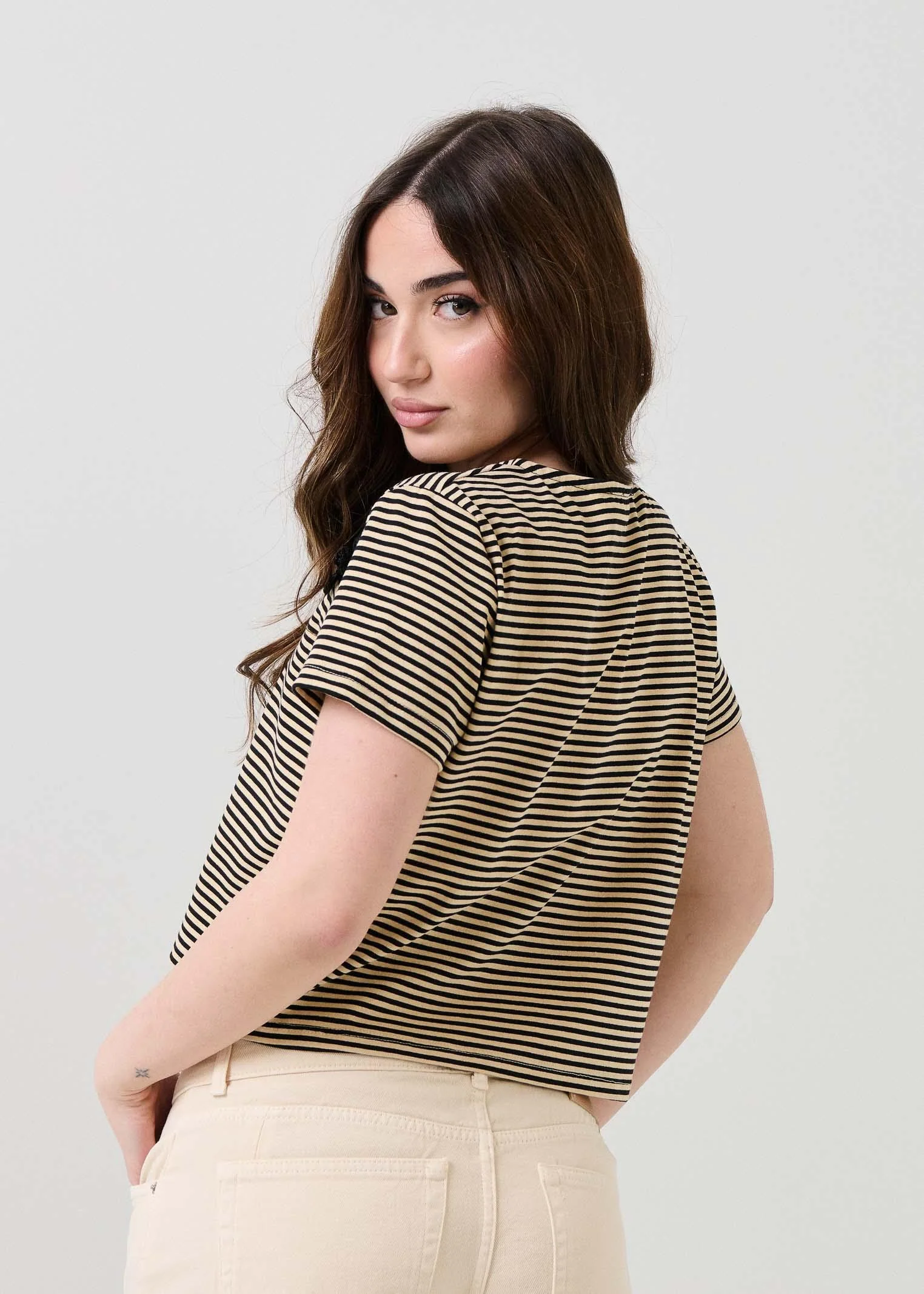 T-Shirt crop Vicolo a righe beige con alamari - Image 3