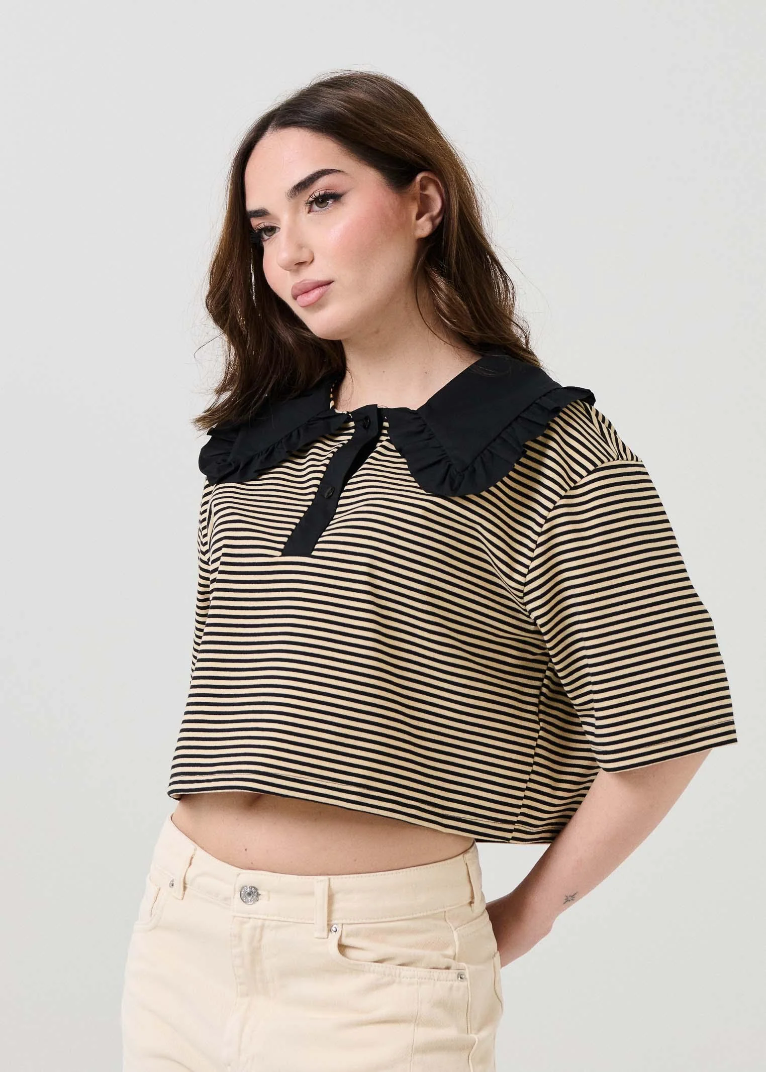T-Shirt crop Vicolo beige a righe - Image 2
