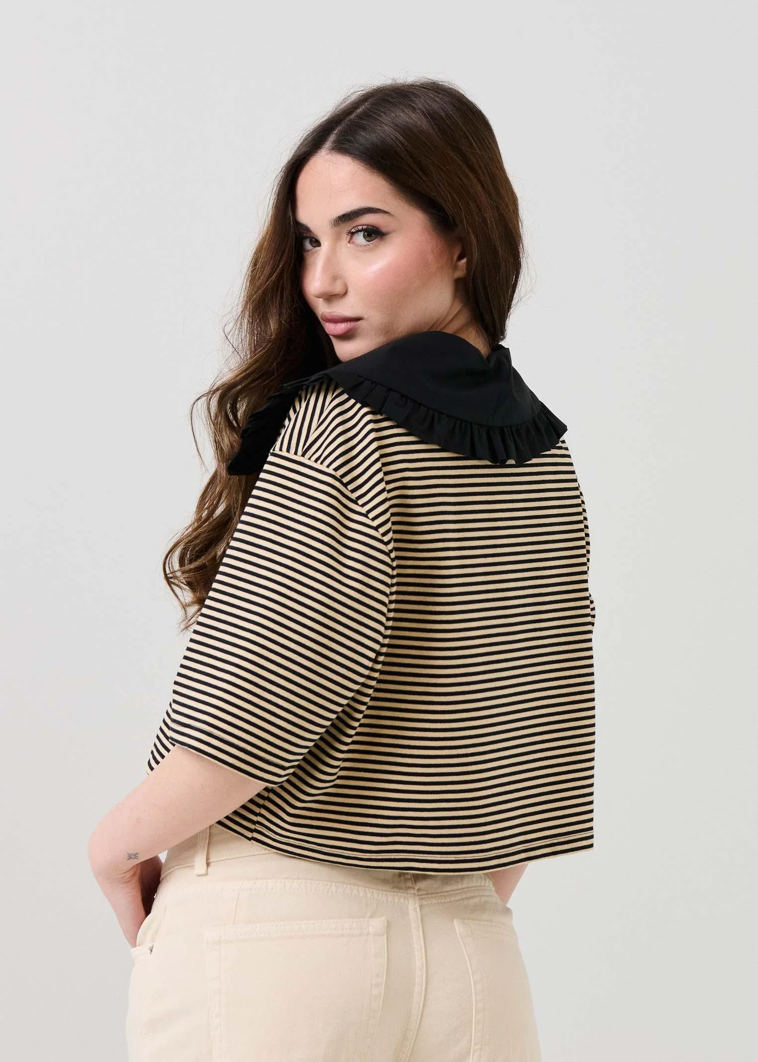 T-Shirt crop Vicolo beige a righe - Image 3
