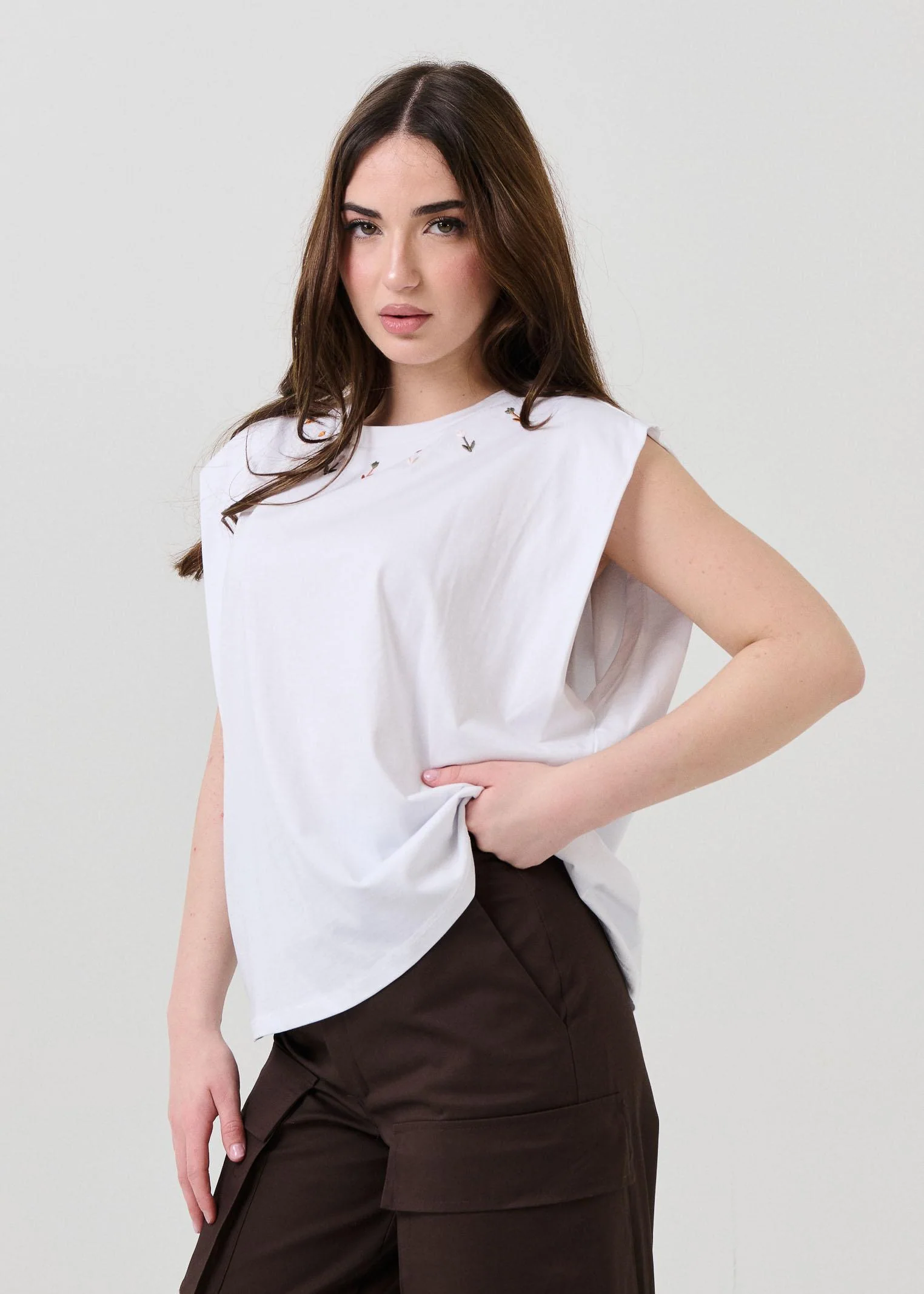 T-Shirt Dixie bianca con ricami floreali