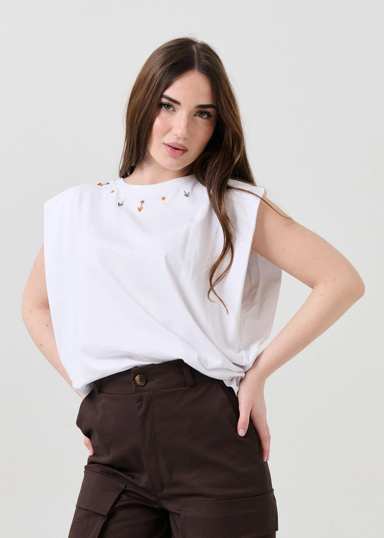 T-Shirt Dixie bianca con ricami floreali - Image 2