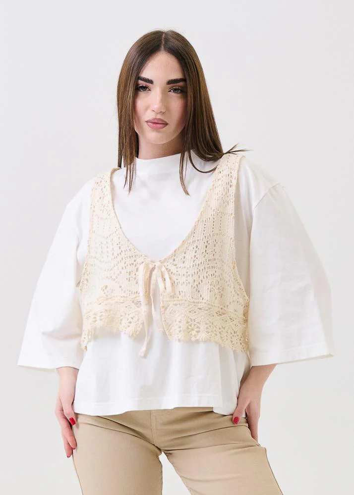 T-Shirt over Haveone bianco con gilet in pizzo crochet burro
