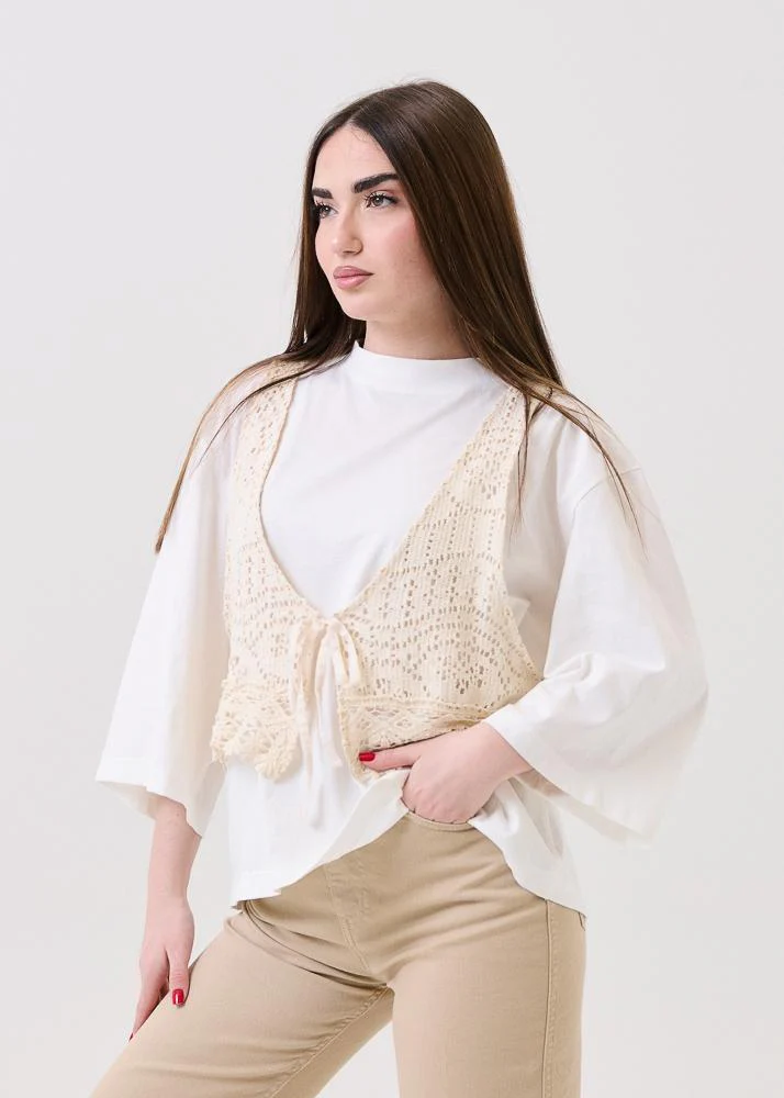 T-Shirt over Haveone bianco con gilet in pizzo crochet burro - Image 2