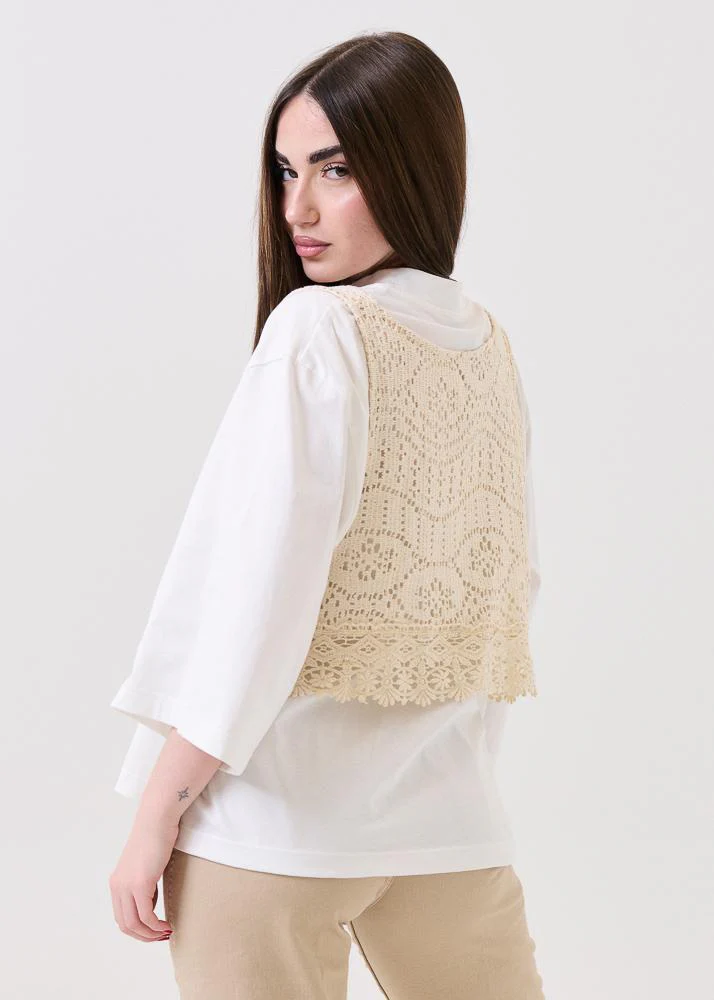 T-Shirt over Haveone bianco con gilet in pizzo crochet burro - Image 3