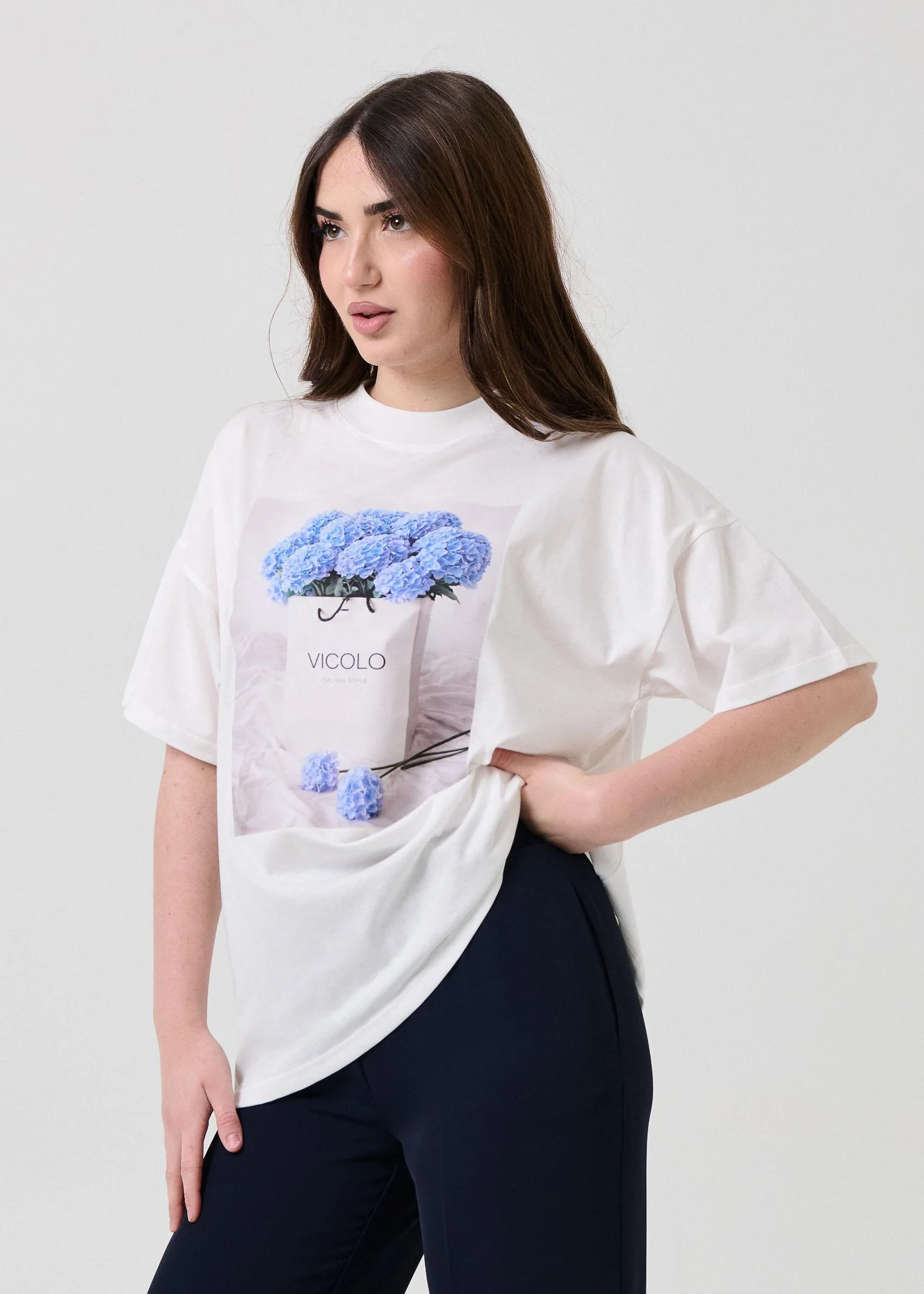 T-Shirt over Vicolo bianca bianca con shopper con fiori - Image 2