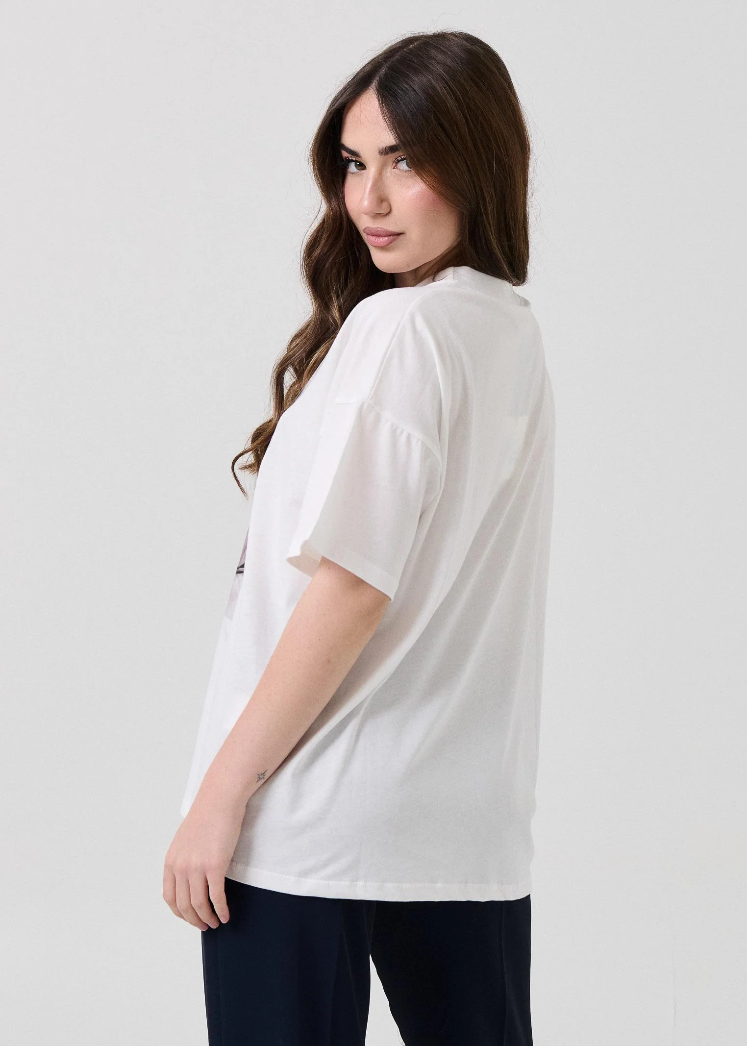 T-Shirt over Vicolo bianca bianca con shopper con fiori - Image 3